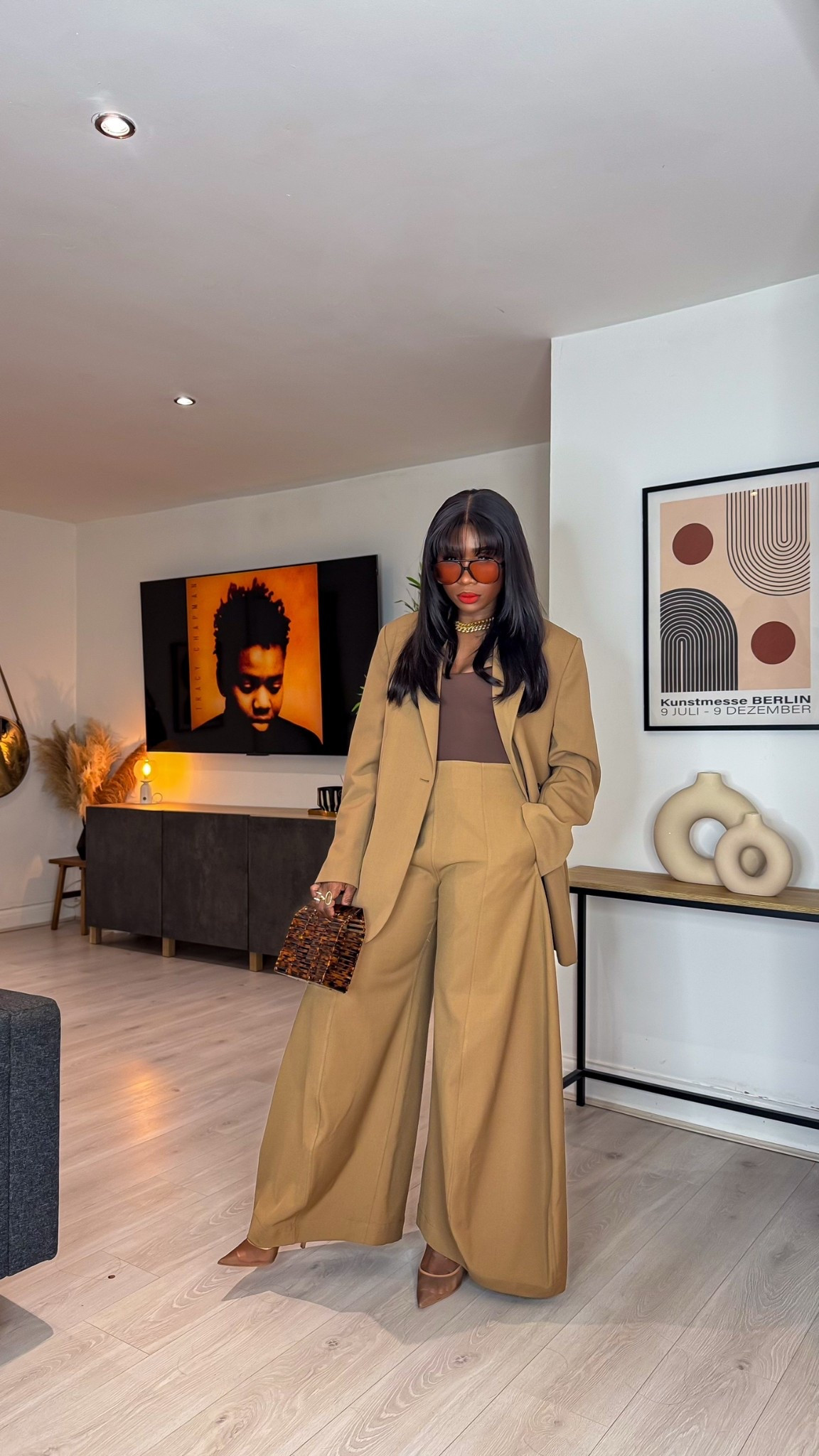 Neutral tones, maximum presence.