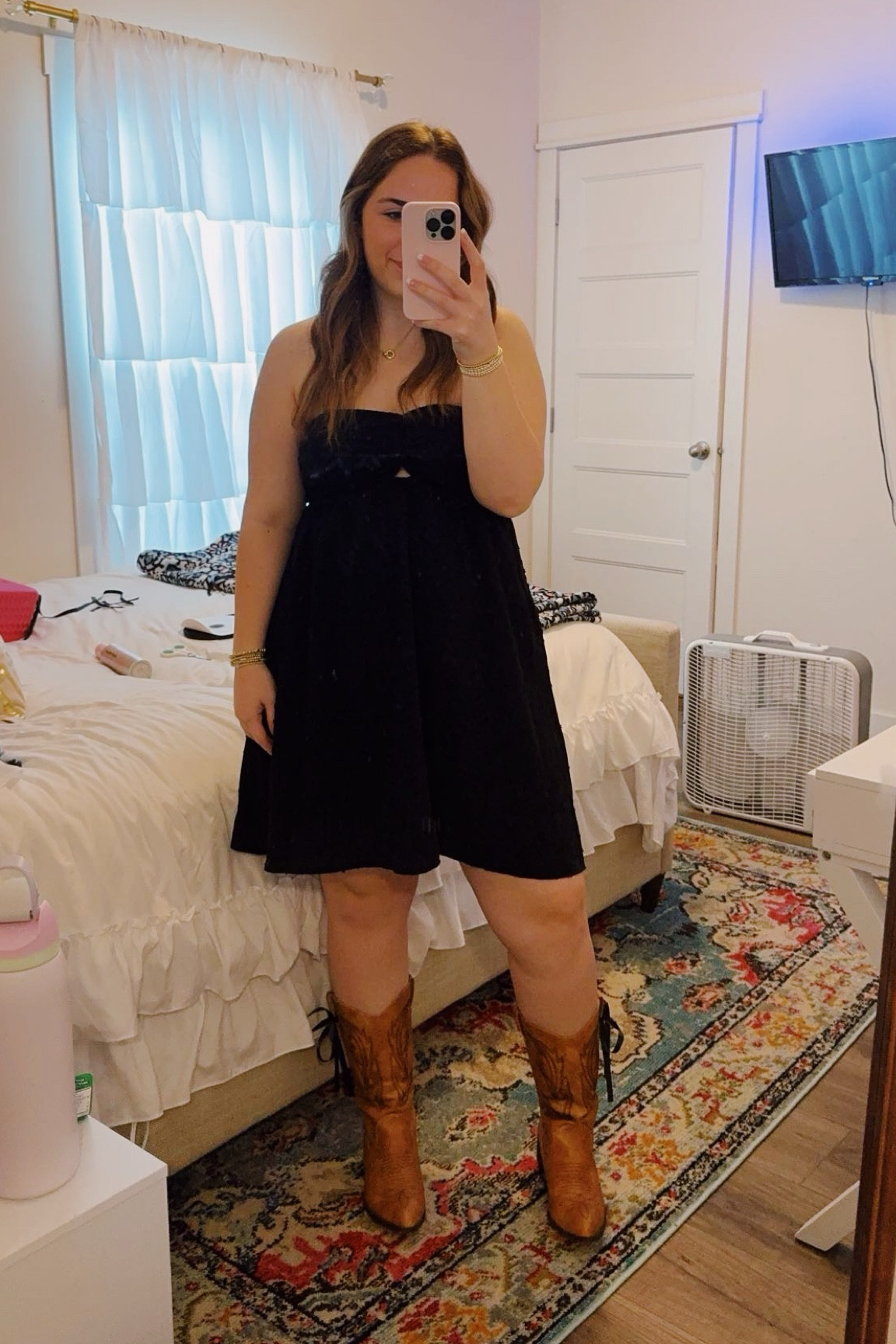 country concert fit🤍🤠🎀



dress: size L
boots: size 9.5
