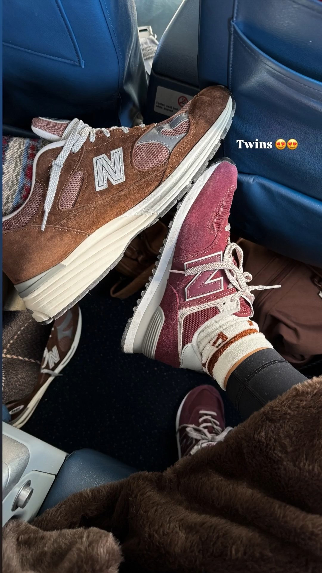 Twinning New Balance shoes at the airport today! Loving this burgundy color - it’s gives the perfect pop of color to a neutral outfit. The brown tones on Rob’s shoes are just 🤌🏽