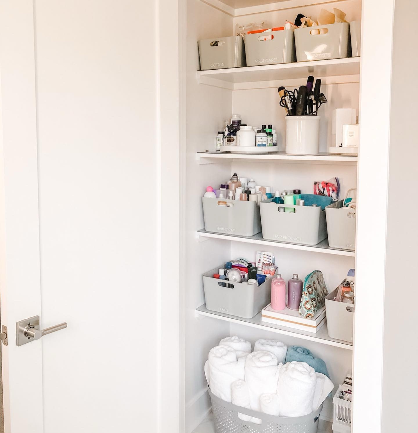 Why do bathrooms collect so much stuff? Makeup, toiletries, tools, sample items...all piling up with nowhere to go!
•
Bathrooms are one of our favorite spots to organize because it’s so easy to get rid of things! Hundreds of samples sitting there collecting dust...try to make it a point to use them, or better yet, donate them! All those toiletries, likely expired! Pitch them!
•
We challenge you to take a couple minutes today and go through all the little things, and then let us know how much space you just freed up!