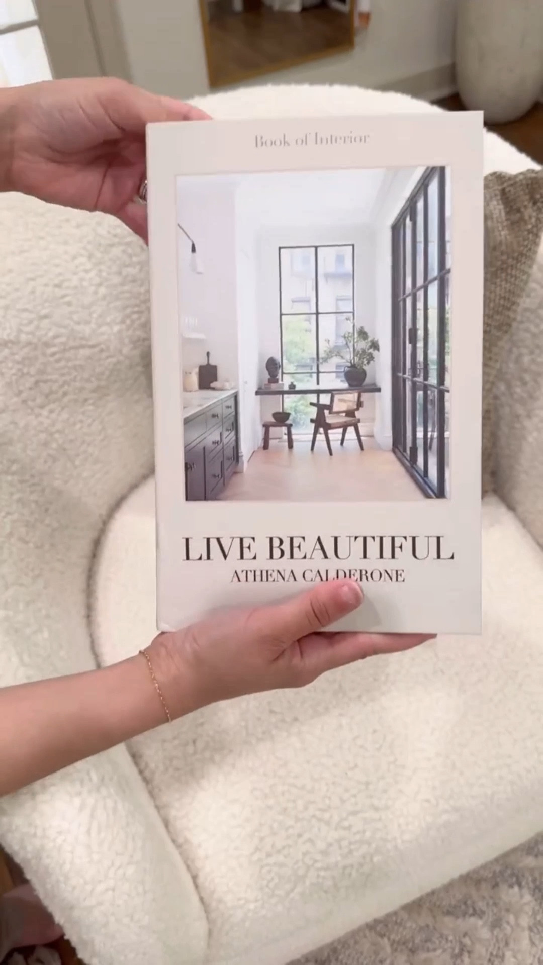 Miren este libro que conseguí en @sheinofficial 🤌🏻 lo amo muchísimo! Si no quieres gastar de $30-$50 en un libro para solo ponerlo en una mesita como parte de la decoración este es perfecto, hace la misma función y mucho más económico! 

Déjame saber qué te pareció? 

#books #decorbooks #hormdecor #coffeetabledecor #coffeetable #rattancoffeetable #homarycom #kohls #candle #livingroominspo #coffeetableinspo #hoemdecorinspo