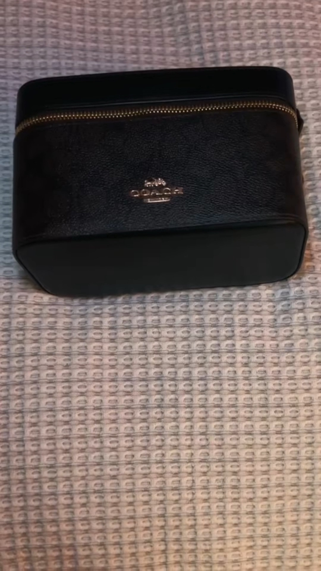 Coach cosmetic purse but Mae it multifunctional!

Coach bag lovers | Coach bag | cosmetic bag | charms 

#LTKMidsize #LTKootd