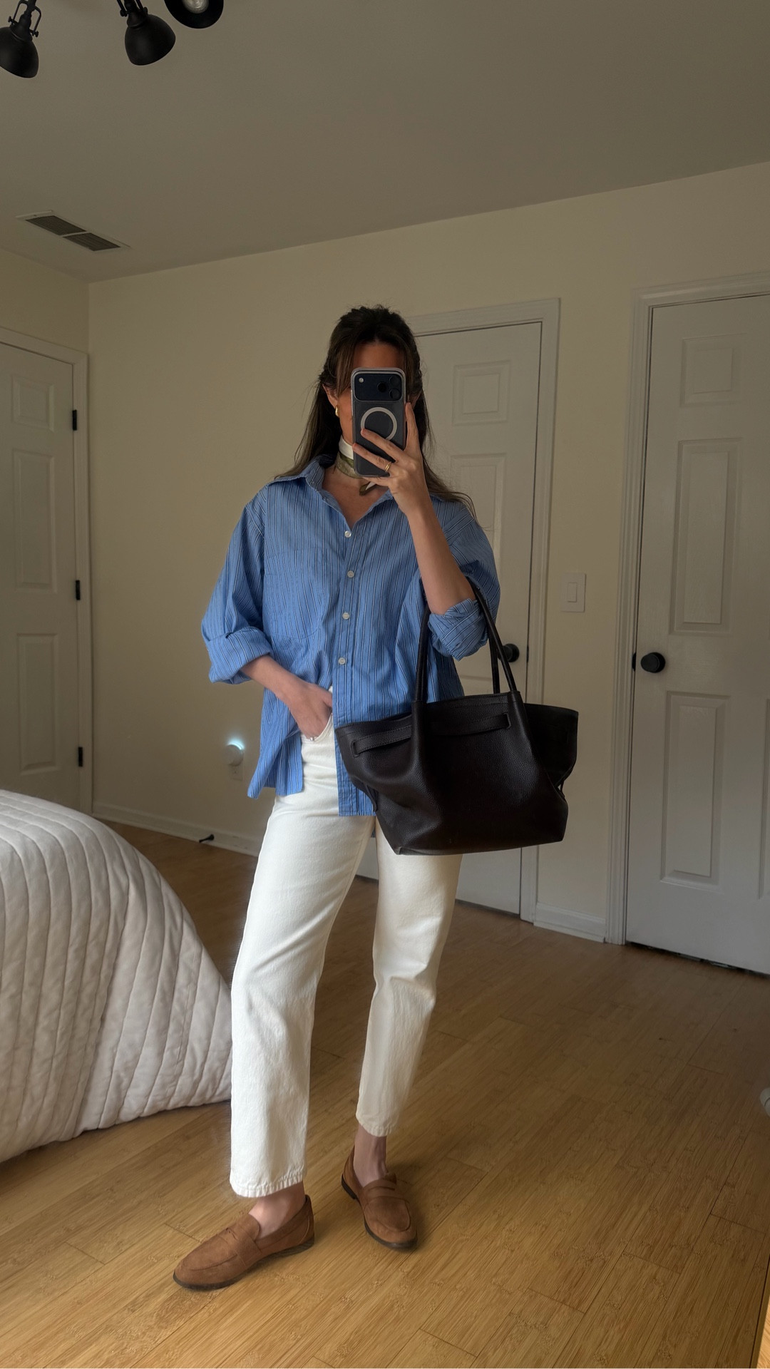okay ladies here’s your new fool proof outfit formula: 

oversized blue button down 
white (or ecru) straight-leg ankle jeans 
neutral loafers 
a scarf around the neck 
everyday accessories

do you own these pieces and can you recreate it?? 💙💙