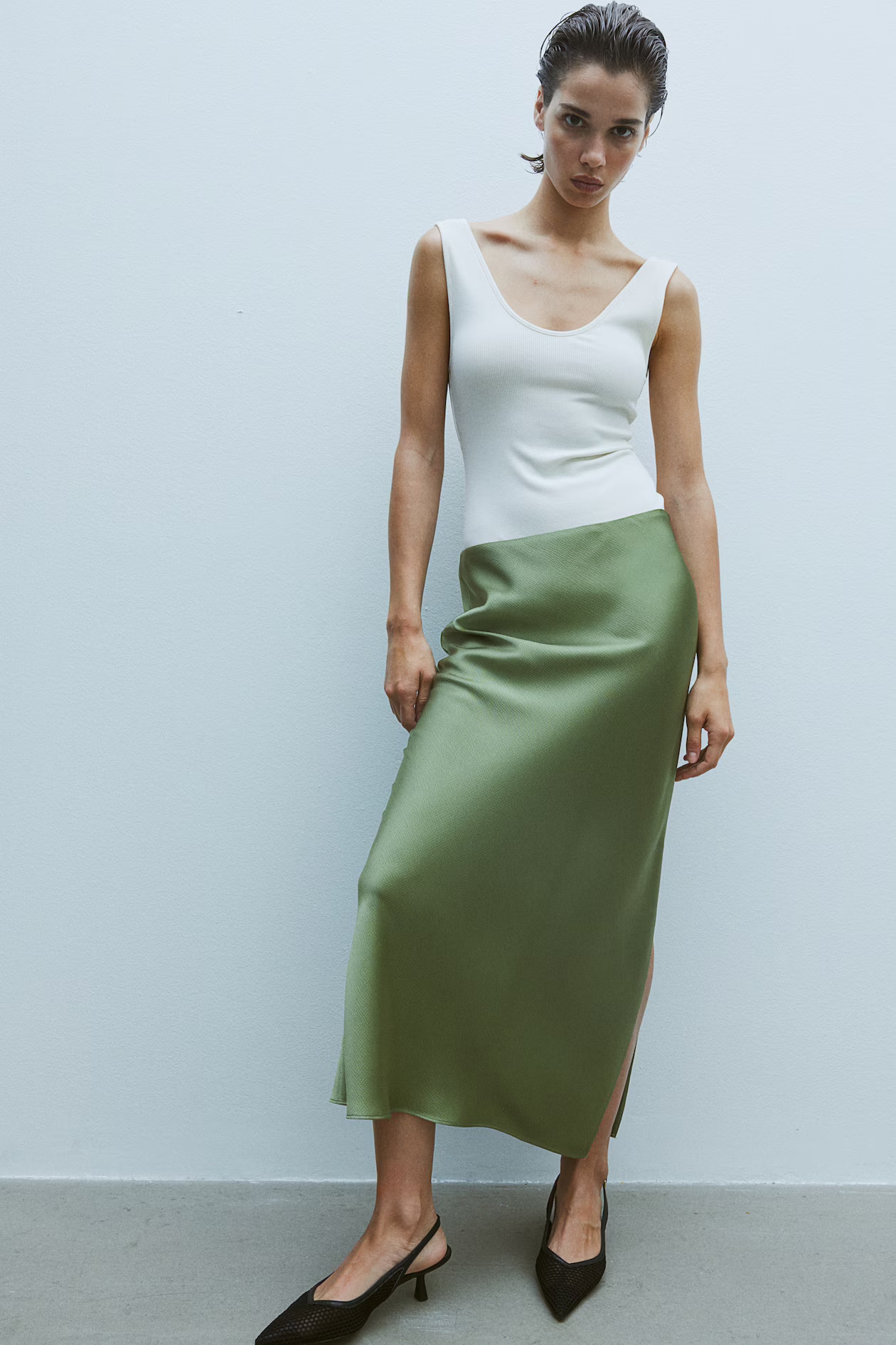 Crêpe satin skirt - Low waist - Long - Light khaki green - Ladies | H&M GB | H&M (UK, MY, IN, SG, PH, TW, HK)