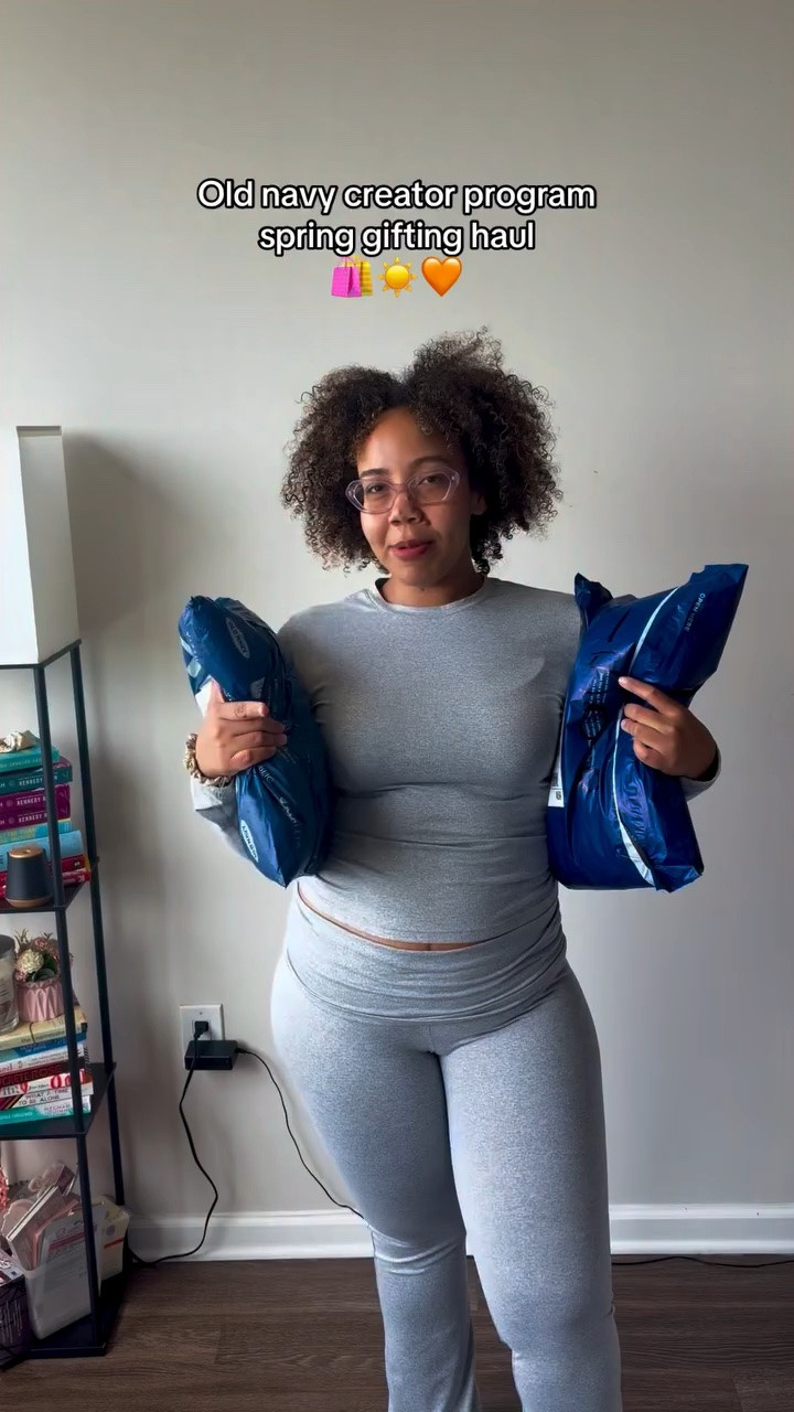 Being in the @oldnavy creator program means free gifts! I got to pick out two products for spring so here's what I got! I did purchase the tops on my own- bc who doesn't love a matching set! 😍 what do you guys think!? #oldnavy #oldnavycreator #matchingset #springfashion