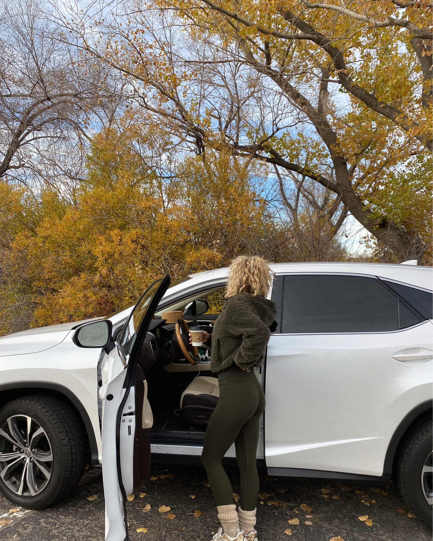 Obsessed with the @lululemon Like New resale program where you can get like new pieces at great prices! 🍂☕️🤎🎧 and you can use my code DELANEY10 for an EXTRA 10% off the Cyber Monday scores! Shop the products here! #ad #lululemonlikenew #lululemoncreator