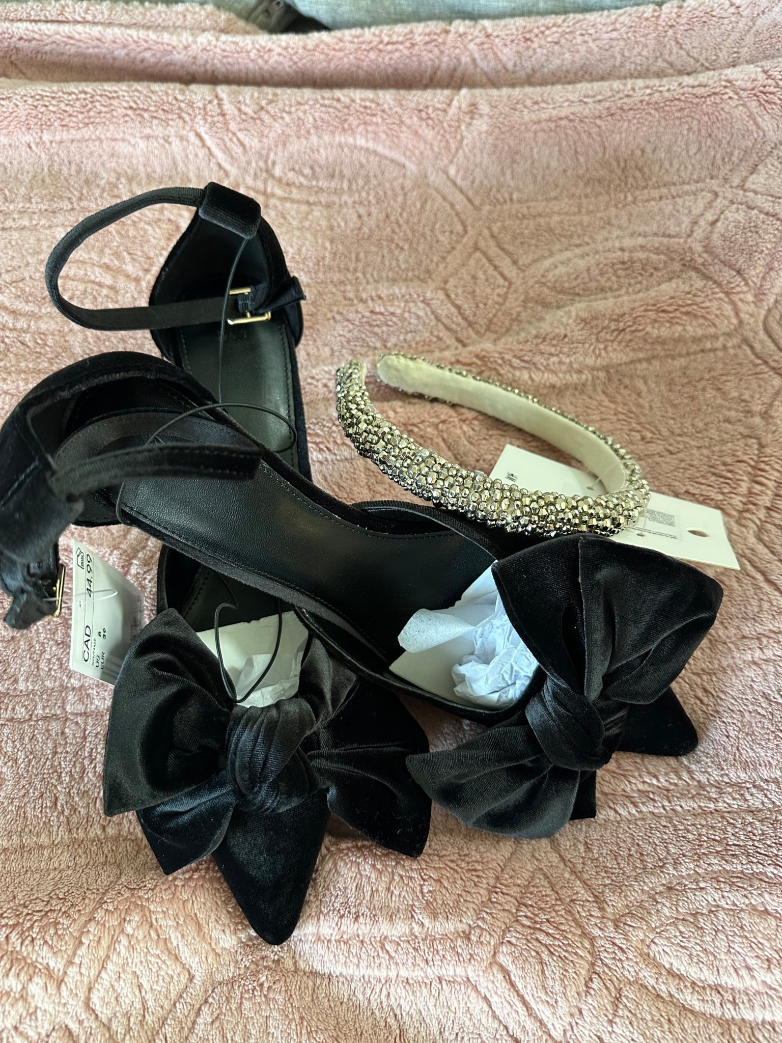 perfect holiday shoes, and accessories 🖤🎄

#LTKcanada #LTKbeauty #LTKwinter