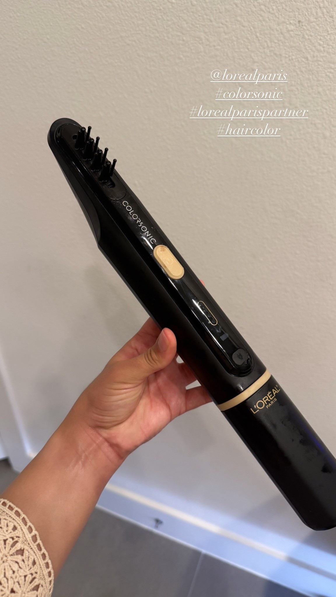 Love my Colorsonic!! Excited to parter with L’Oreal Paris to share their first ever coloring device! I just love how it does everything you once did with your hands— mixes, parts hair, deposits color right at the root and the best part is it’s SO fast and mess free! #lorealparisparter #colorsonic #haircolor