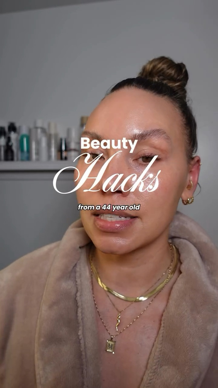 My Favorite Beauty Hacks Part 3: Salicylic, Glycolic + Silk Pillowcase Edition ✨

I love the way a salicylic acid face wash can cut through build-up and residue on my pits and helps keep them fresh.

Glycolic acid is another great way to detox the pits and it also works great at breaking down rough skin on your heels and feet.

And a silk pillowcase is my secret to keeping my skincare on my face and no creases while I sleep.

Nothing fancy, just smart little tweaks that hit different in your 40s.

#skincareover40 #beautyover40