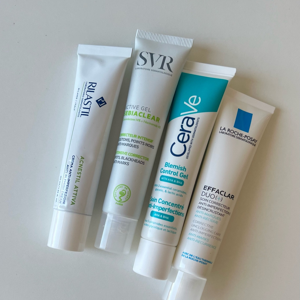 4 CREME ANTI-IMPERFEZIONI 🧼

 1) Acnestil crema- Rilastil➡️ previene le imperfezioni e le contrasta, anti-lucidità, lenitiva, adatta a mattina e sera,  con antimicrobico e attivi che rinforzano la barriera cutanea. 

2)Sebiaclar crema- SVR ➡️ regola il sebo grazie alla Niacinamide, previene & combatte le le imperfezioni (macchie comprese) con PHA. Testata anche per le pelli più sensibili. 

3) Gel controllo imperfezioni- Cerave ➡️ con BHA & AHA, ceramidi e acido ialuronico. Più strong delle prime due. Agisce su imperfezioni e macchie. 

4) Effaclar - Rilastil ➡️ formulato per regolare il sebo della pelle grassa senza togliere idratazione. È formulato con acido salicilico, niacinamide e LHA, ingredienti che aiutano a esfoliare la pelle e sbloccare i pori, riducendo così la comparsa di nuove imperfezioni.  

▪️Quale reputo essere la migliore? Nessuna perche funzionano tutte molto bene. 

SVR ➡️ texture in gel, più leggera in estate. 
RILASTIL ➡️ migliore per le imperfezioni recidive perchè contiene antimicrobico. 
CERAVE ➡️ AHA utili per le macchie. 
LA ROCHE POSAY ➡️ texture in crema leggera per pelli grasse, ideale come crema per tutti i giorni. 

#LTKeurope #LTKFind