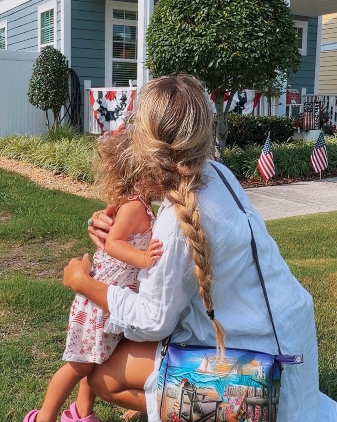 Celebrating 250 years of America with @anuschkaleather with their STUNNING hand painted bags, the bag is the fit 🦀🐚🌊👏 ❤️🤍🩵

#LTKootd