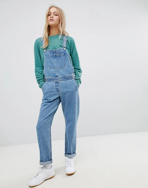 ASOS DESIGN – Latzhose aus Jeansstoff in verwaschenem Mittelblau | ASOS DE