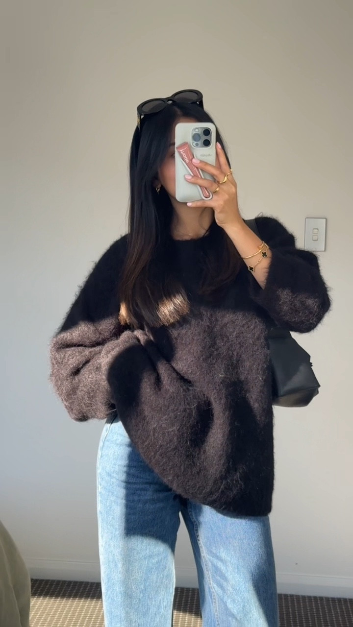 The fluffiest and cosiest sweater!!! Wearing XS/S 

Jeans 24 
Shoes 37 