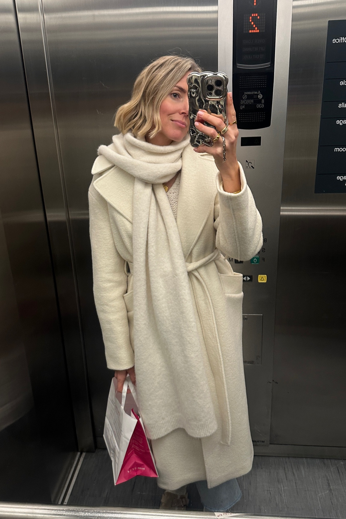 White coat
Straight jeans 
White scarf 
Winter outfit 

#LTKeurope #LTKwinter #LTKuk