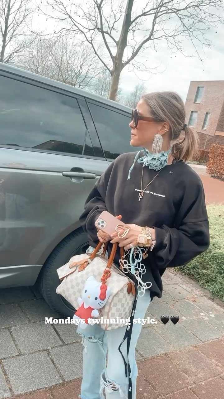 Twinning looks. Linked our style below. 🩵🩵🐚🐚
Sweaters we wear in size large. Phone and bag Accessories are from our brand @prettypiecesbysiss (shoppable: www.bySiss.com)
Oversized, streetstyle, springlook, black sweatshirt, jeans, levis, bySiss, twins 

#LTKstyletip #LTKVideo #LTKSeasonal