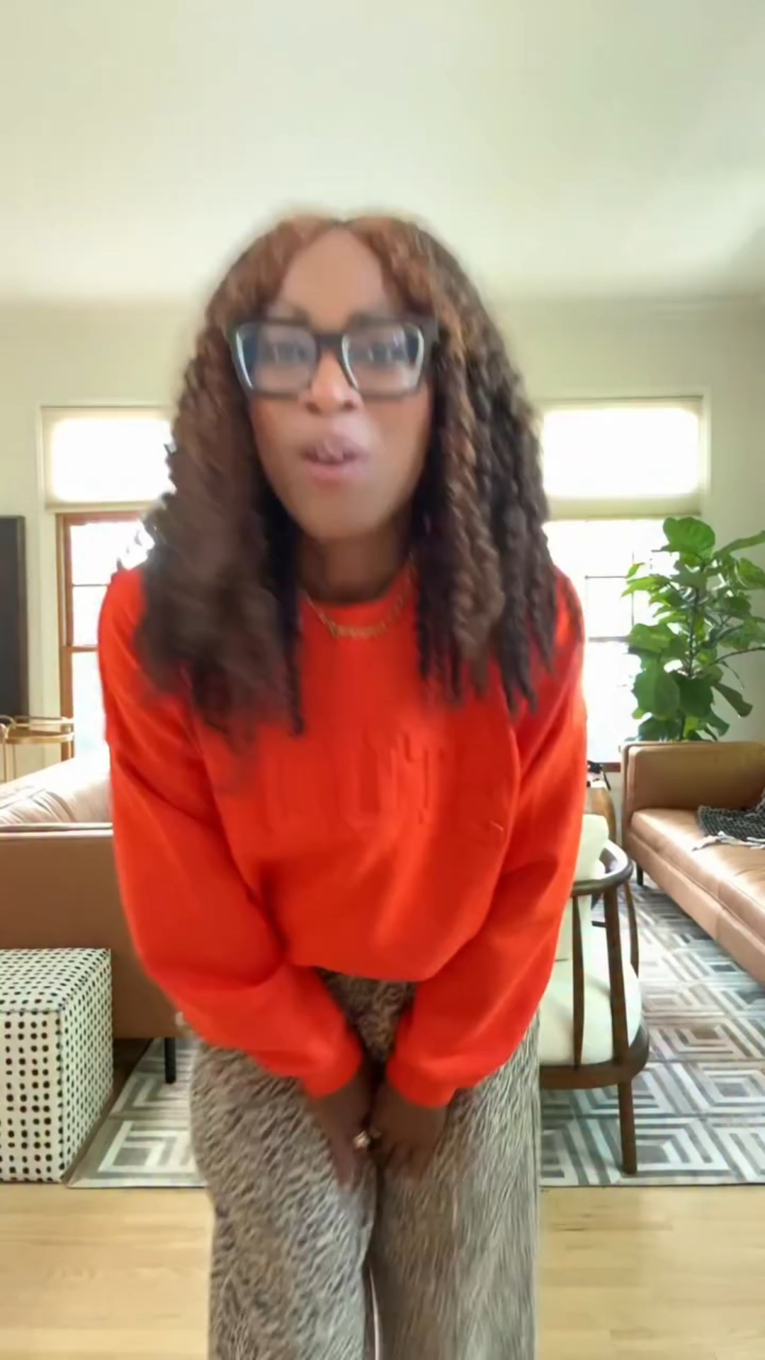 Who says cozy can’t be chic?!✨🍂

Sweatshirt + sweatpants but make it pulled together.  Perfect Fall #ootd! It’s giving “off-duty, but still on point.” 🧡✨

Would you wear this to brunch or errands? 👀

Save this for your next cozy-but-cute day!🍂

P.S…..clearly Nipsy took advantage of me filming and hopped on the couch she’s not even allowed on!🤦🏾‍♀️😂

Sweatpants: @anthropologie 
Sweatshirt:@gap

#CozyChic #OOTD #FallOutfitInspo #WomenOver50Style #EffortlessStyle #ComfyChic