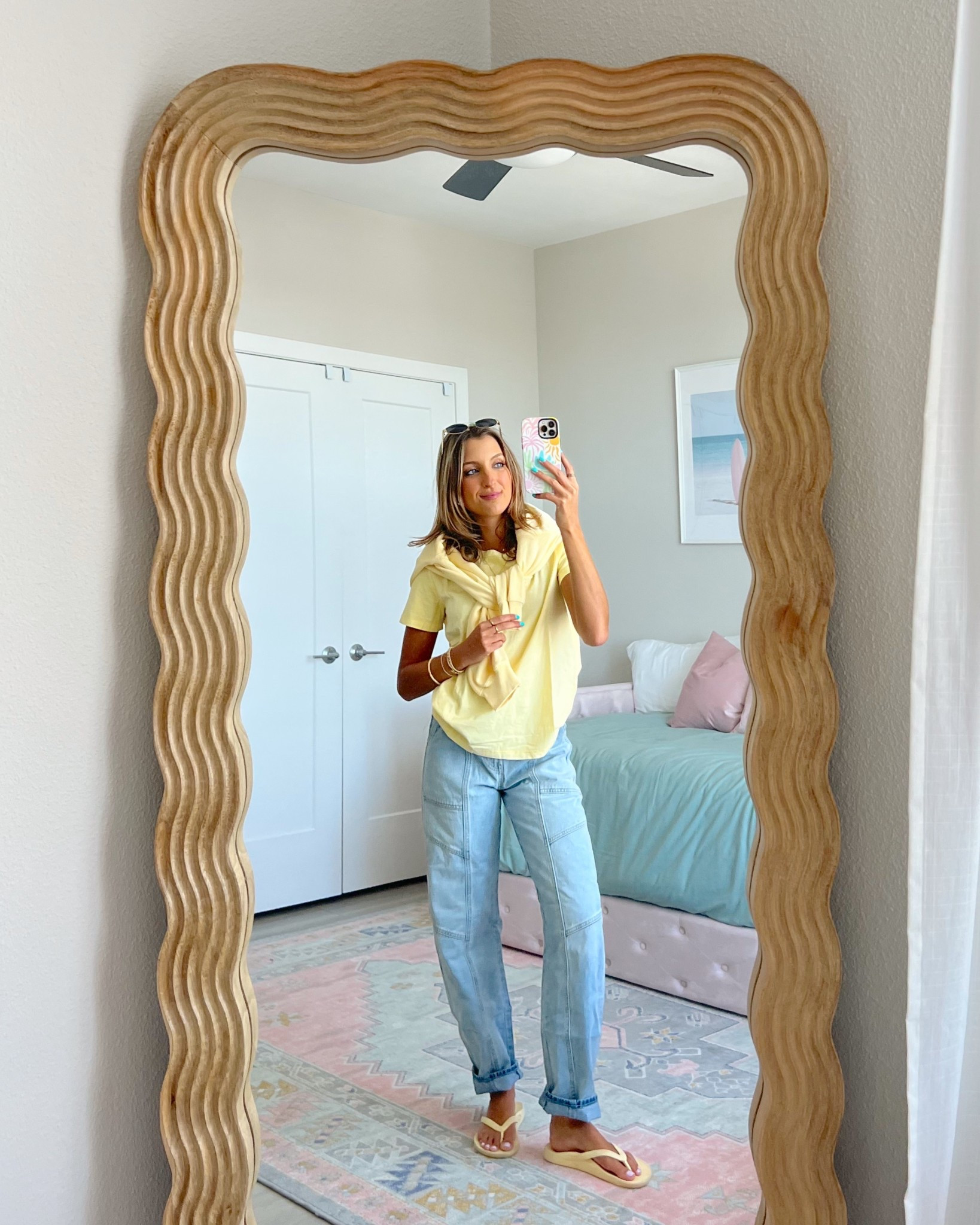 new spring outfits from gap! shop their 50% off sale 💗💐 wearing an XS in this basic tee and a 24 in the barrel jeans 