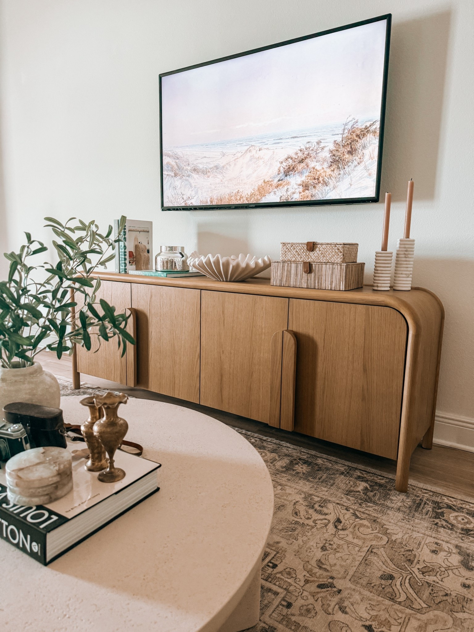 My new tv console from @crateandbarrel 🤩


#crateandbarrel #homedecor #westelm 

#LTKSaleAlert #LTKHome #LTKStyleTip
