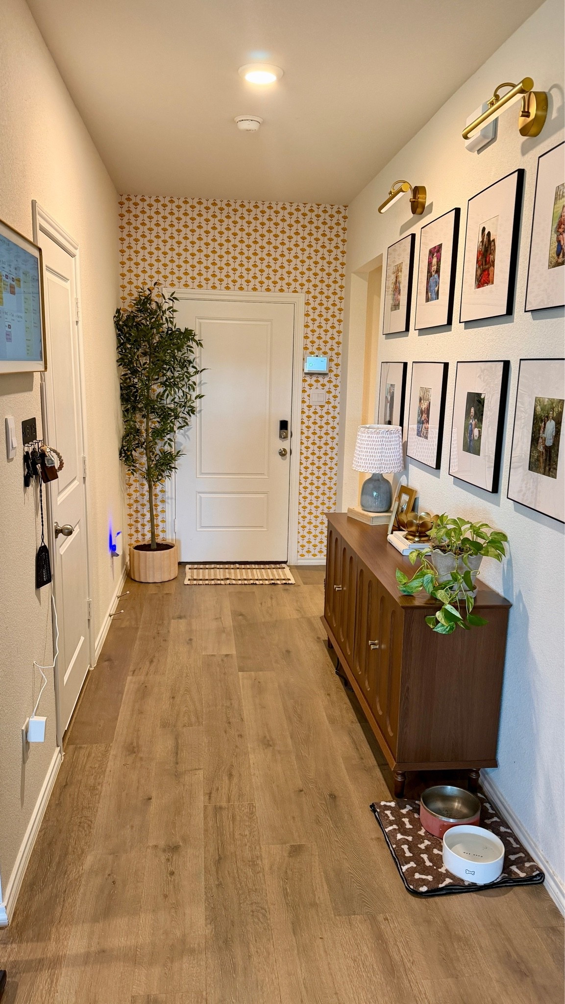 Entryway Makeover!! 

Wallpaper is from Loomwell and you can use the code “emscorg” for a discount!!