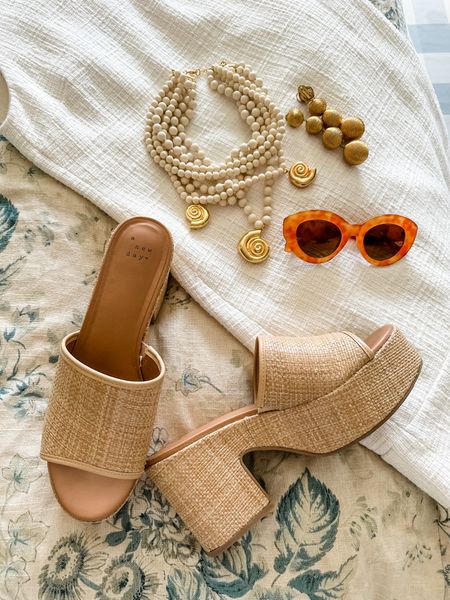 Spring break staples… these shoes are sooooo good! And 20% off today! 🐚