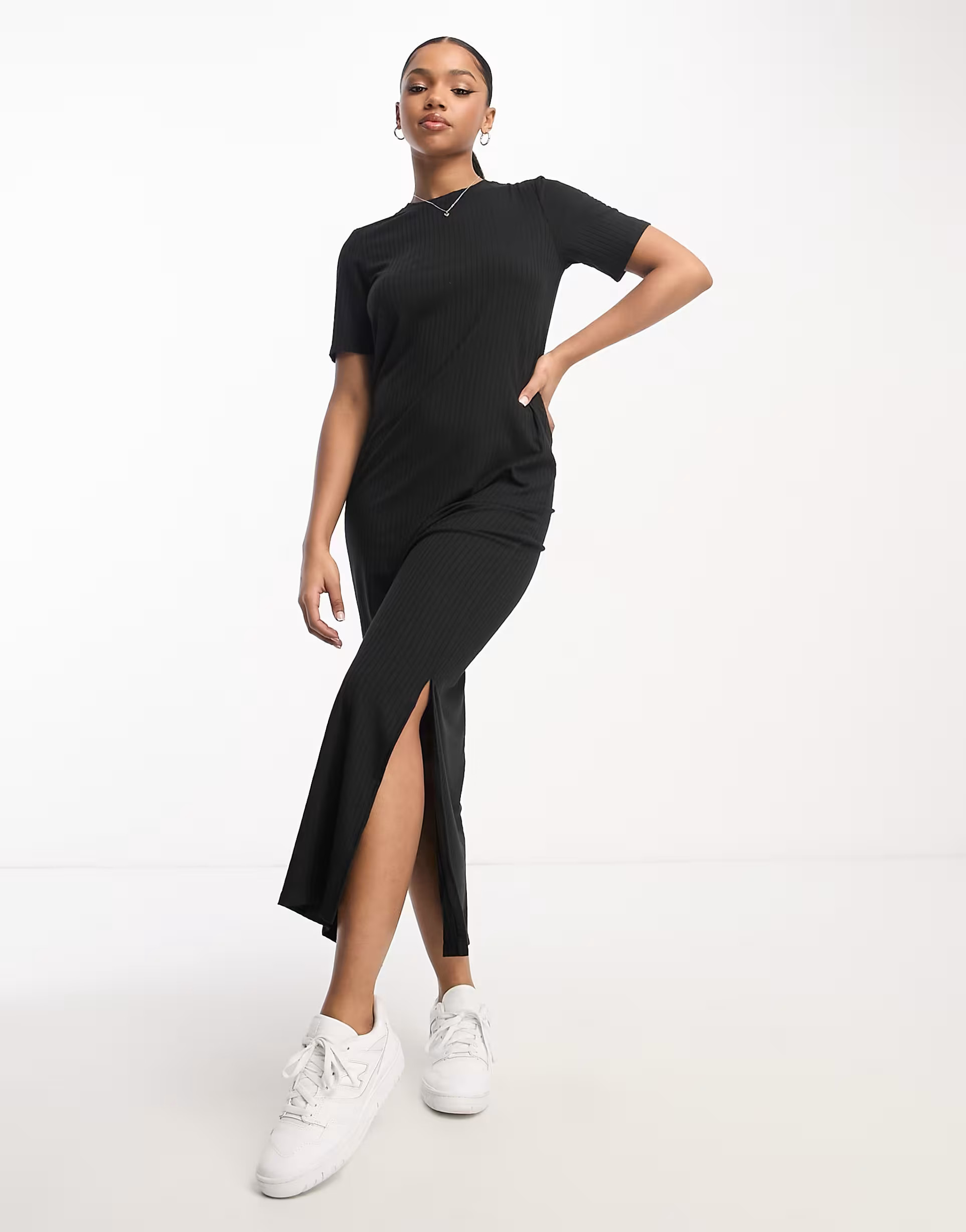Pieces – Geripptes, langes T-Shirt-Kleid in Schwarz | ASOS (Global)