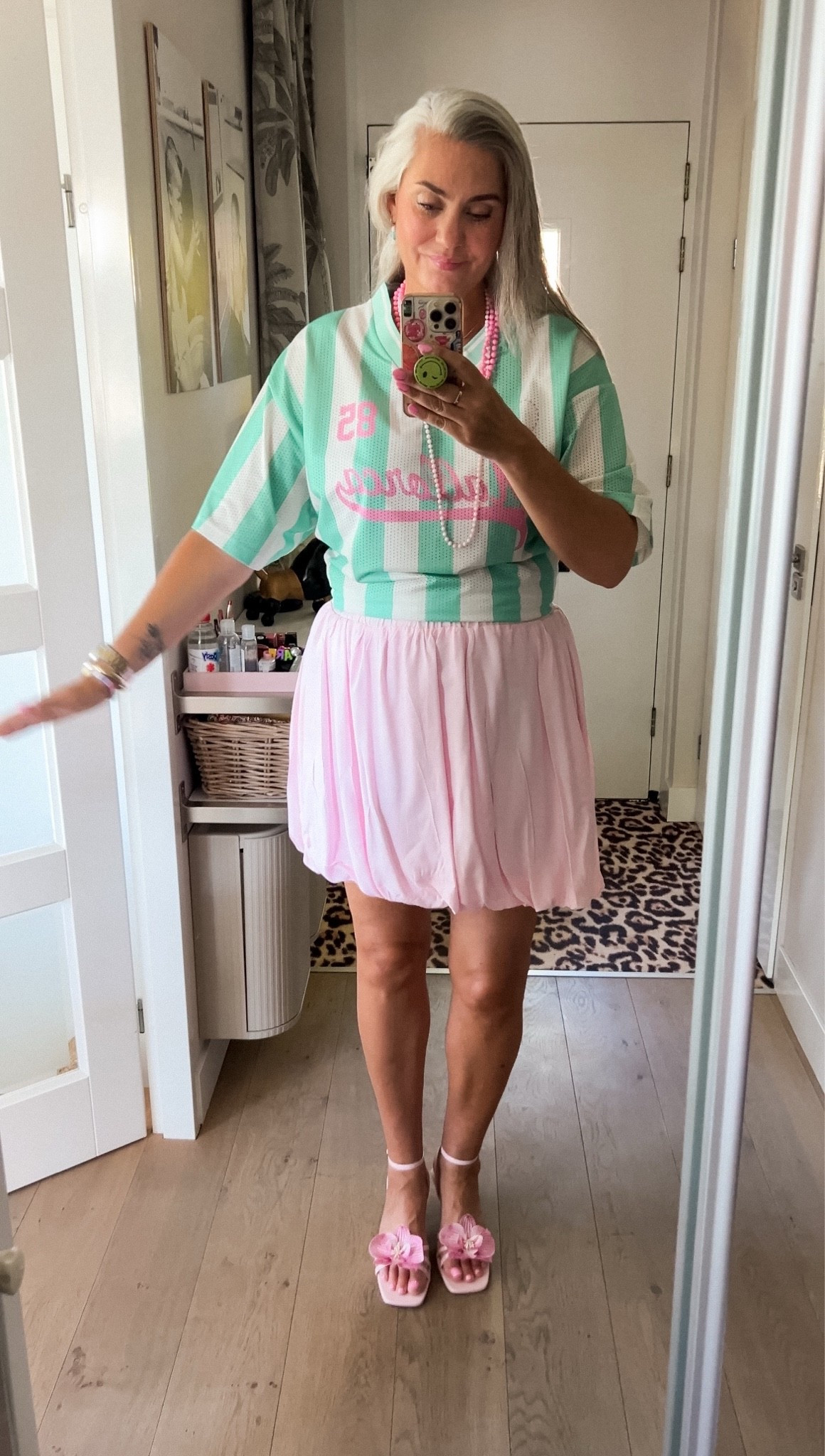 OOTD - Maandag. Tweede Pinksterdag en nog lekker vrij. Ik draag een lichtroze ballonrokje (maat 42) en een mintgroen gestreept football shirt (L). Roze kitten heels met bloem. Kettingen zijn van de kringloop.

#LTKeurope #LTKsummer #LTKnederlands