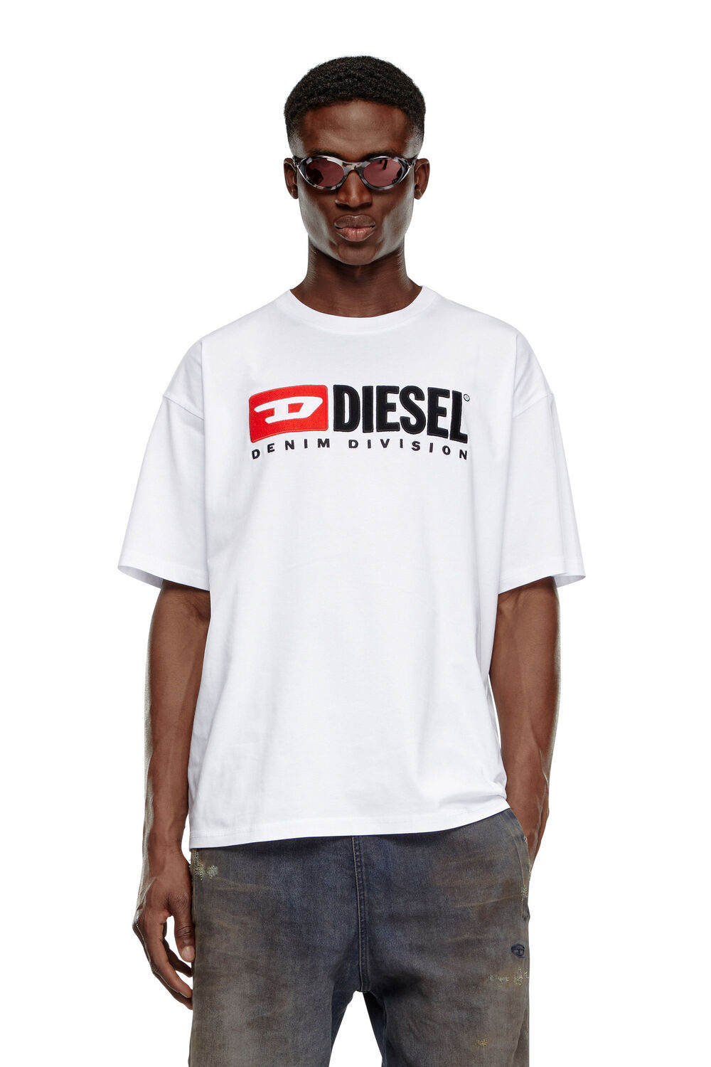 .st0{fill:#E4002B;} | Diesel US