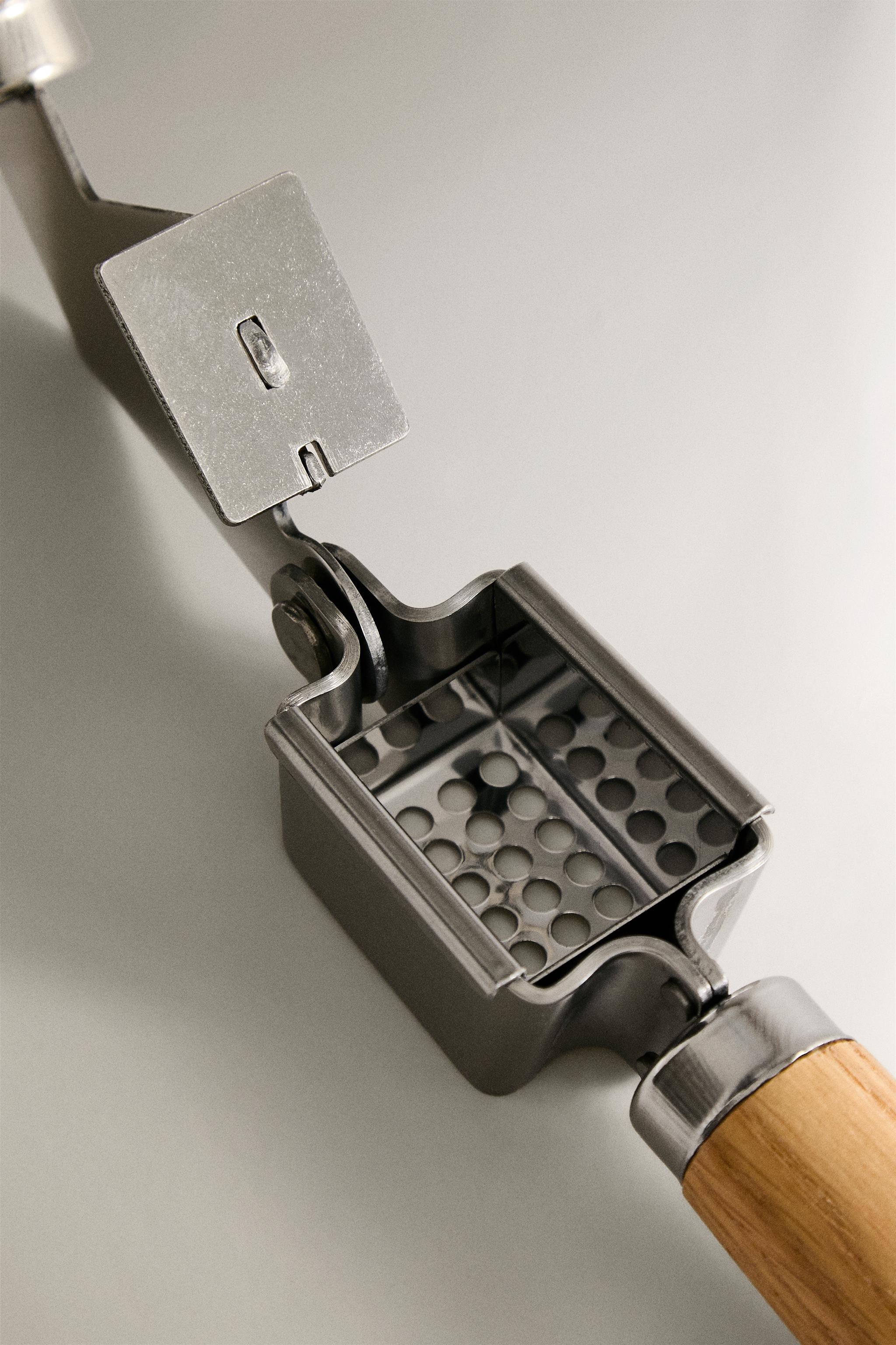 MANUAL OAK GARLIC PRESS | Zara US