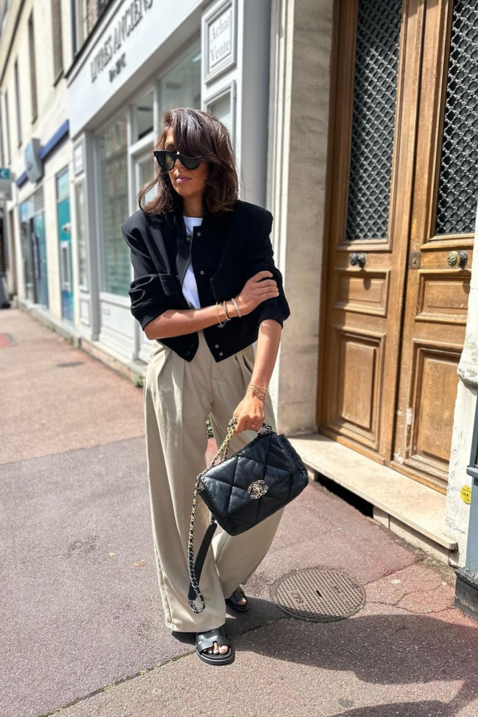 Look du jour casual 

pantalon droit à pinces, pantalon taupe, pantalon large tendance, veste courte en tweed noire, veste tweed, sandales Hermès Chypre noires, Chypre Hermès 

#LTKshoecrush #LTKstyletip #LTKeurope