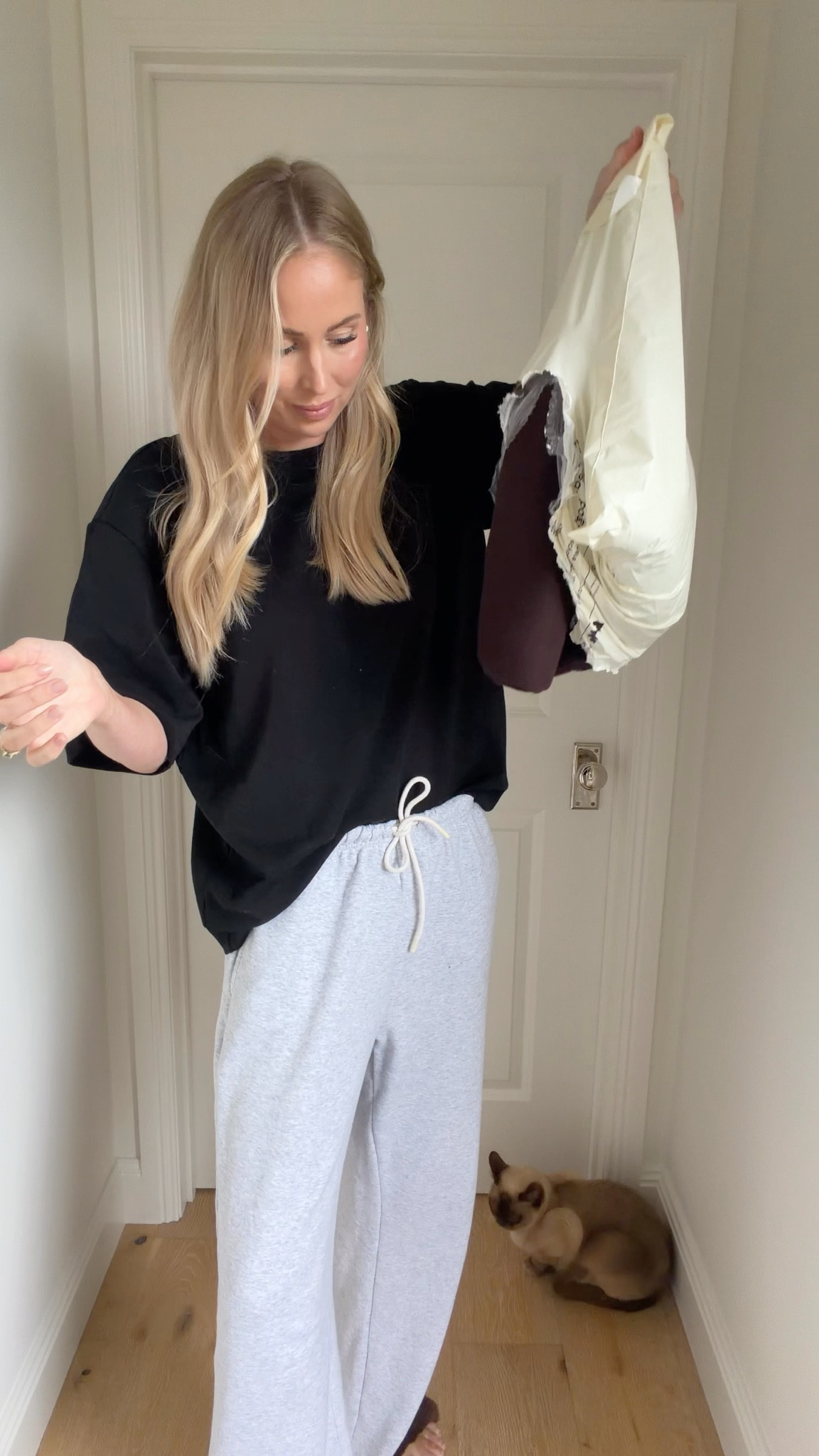 I know it’s the wrong season for us, but when DISSH are providing for those in the northern hemisphere, how can I not be tempted by this sale?! 
Wearing a large in the pants for a relaxed/oversized fit! And an XL in the cardi - cos you know me… I LOVE OVERSIZED! I would say both items are true to size! If you’re tall though - size up!!

#LTKsale #LTKtravel #LTKCyberWeek