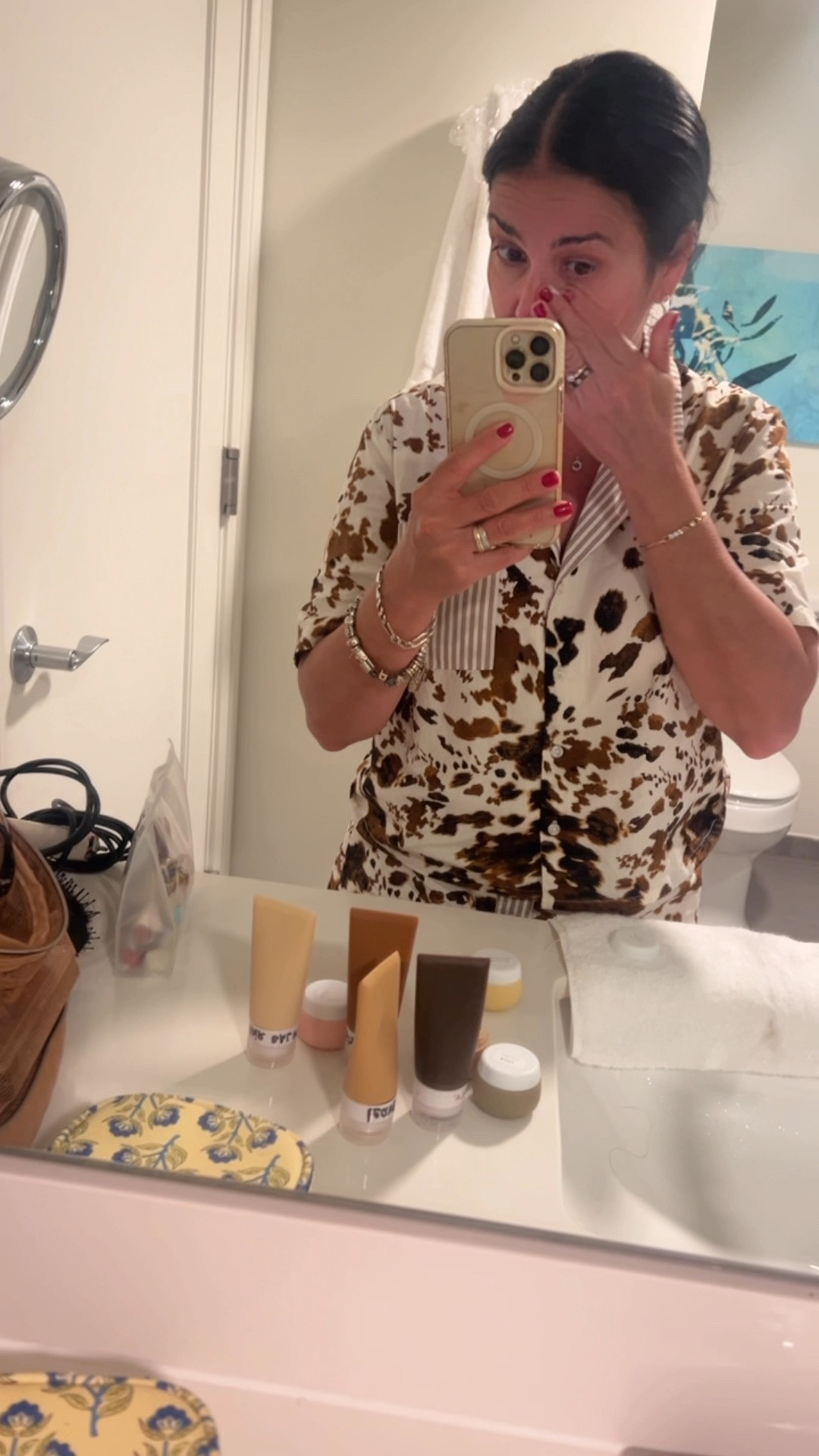 Seguir con mi rutina de skincare en vacaciones fue muy bueno para mi cara. Nunca salí sin hacer estos pasos rápidos y sobre todo antes lijero maquillaje el
Protector solar 😎
AQUÍ DEJO EL ORDEN AUNQUE PUEDO VARIAR MARCAS O PONERME MÁS COSAS ESTO NO SE ME QUEDA: 
1. Tónico- TONIC
2. Vitamina C - VITAMIN C
3. Hidratante o Serum Moisturizer 
4. Protector Solar - Sunscreen 
El pote rosado es una mascarilla que pongo de noche o desde que me despierto.-

Y me traje todo en estos potecitos travel size 👌🏻
.


.
#skincare 


#LTKStyleTip #LTKOver40 #LTKTravel