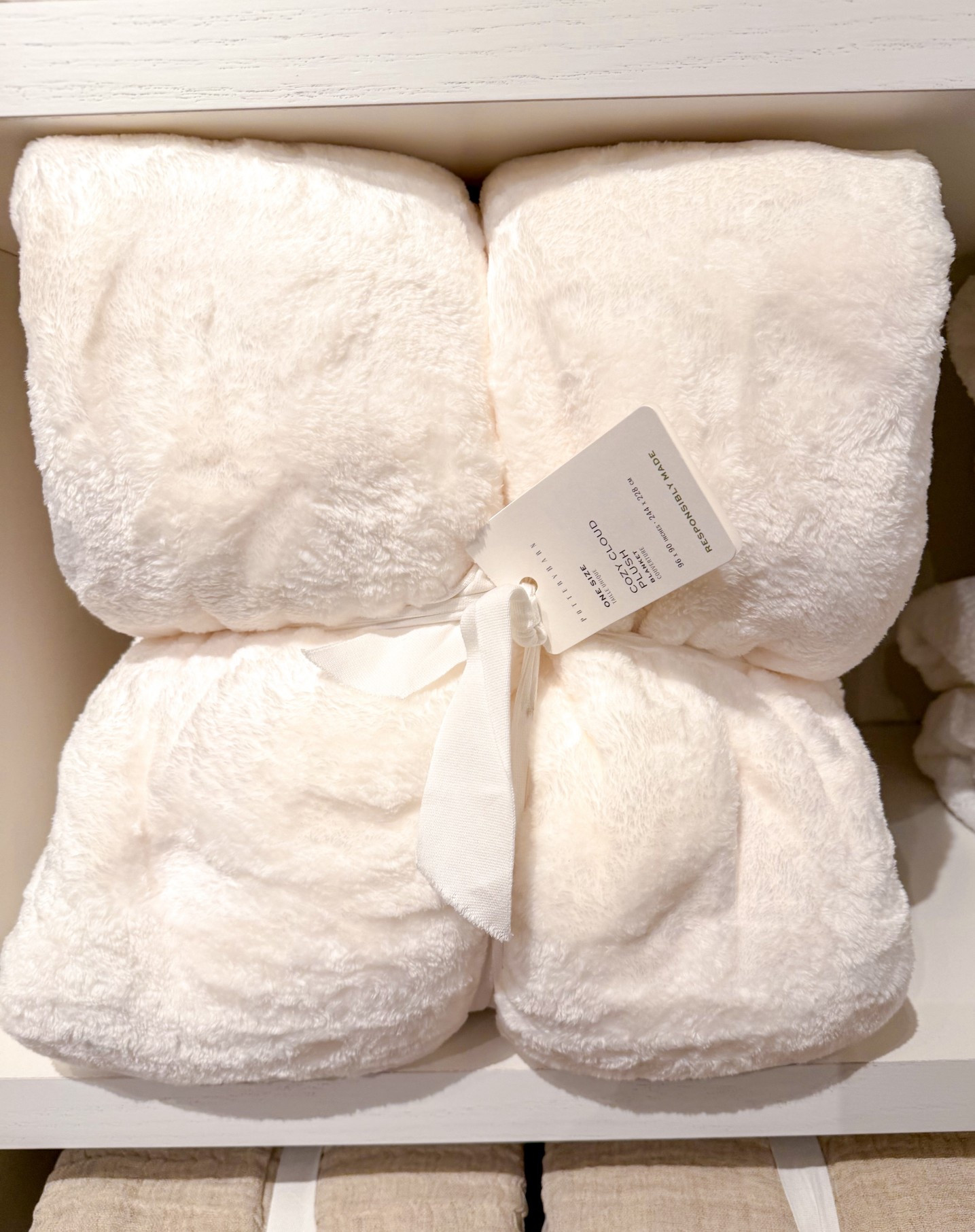 This soft blanket would make such a great gift this holiday season! 🎄

Christmas / home decor / pottery barn white blanket / soft bedding / Christmas decor

#LTKGiftGuide #LTKHome #LTKHoliday