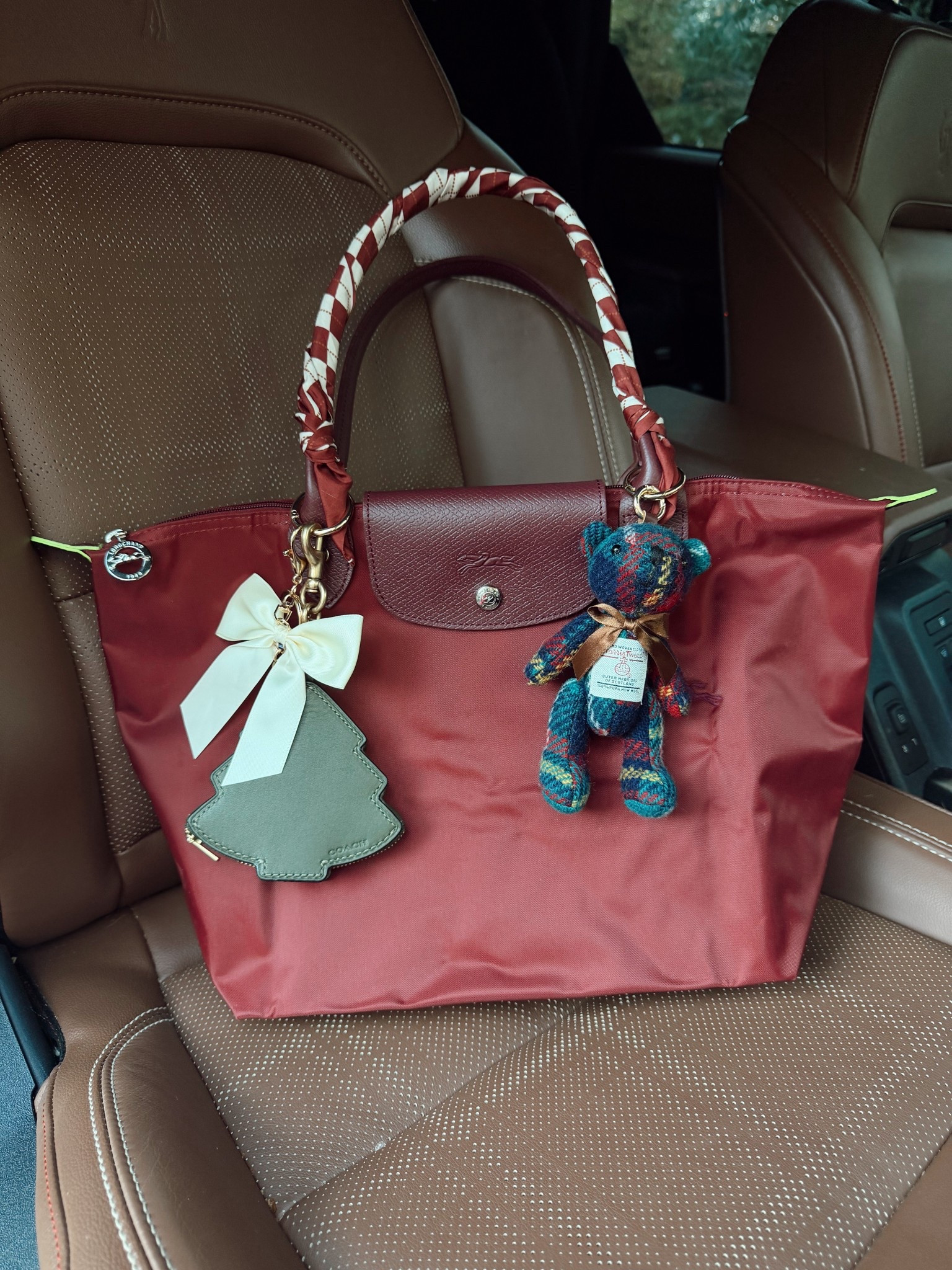 Purse of the day ❤️🌲
I love the beautiful red color of my newest Longchamp Le Pliage tote (size medium)
And this Coach Christmas tree coin purse is too cute and a classy subtle way to add some festivity to your bags. Also a bow and plaid Harris tweed bear bag charm


#LTKGiftGuide #LTKHoliday