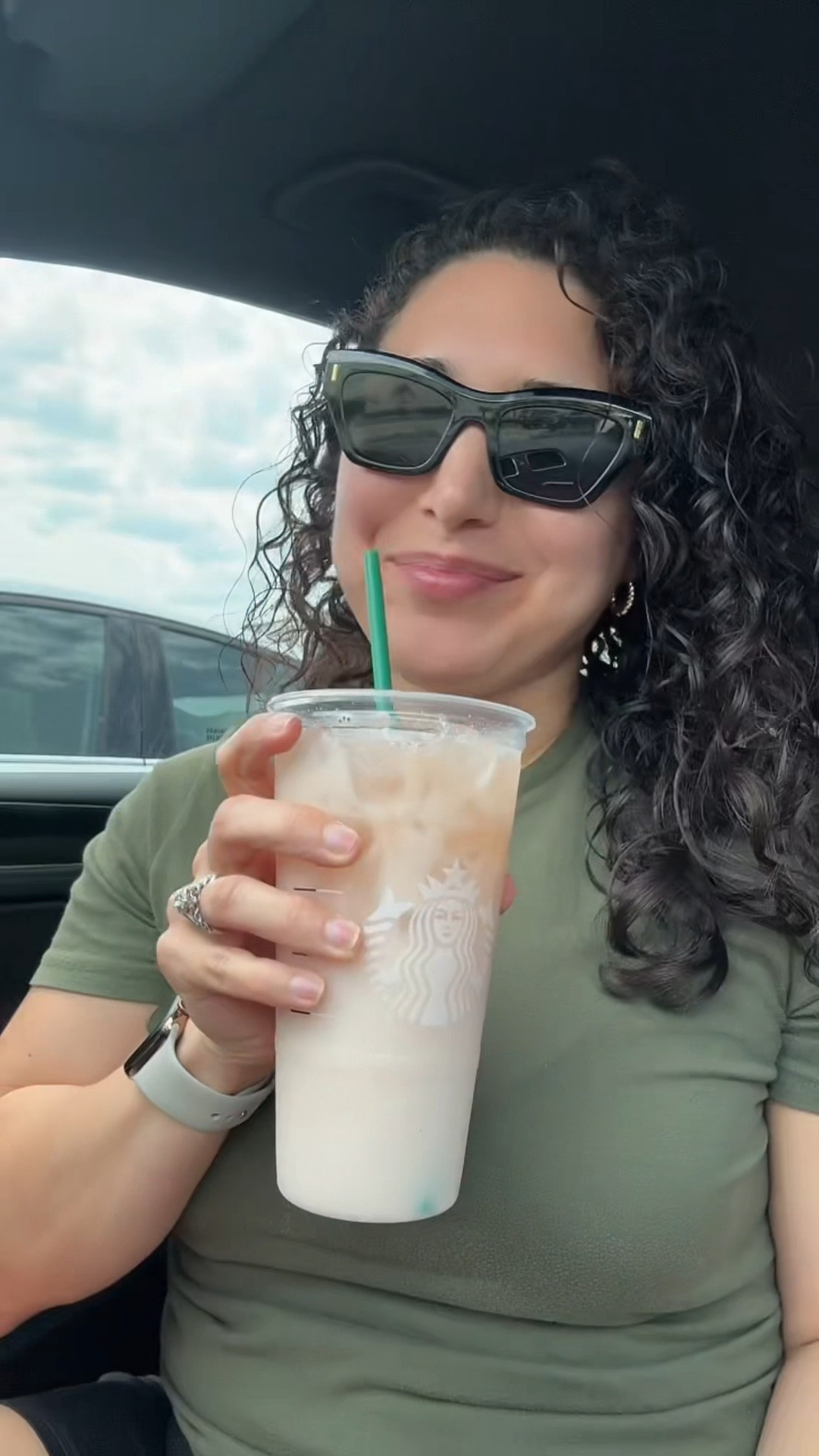 She’s a coconut milk ✨dirty soda✨ girly now 🧋☕️
Tried the viral dirty soda trend with a twist—Starbucks coconut milk + Olipop strawberry vanilla = perfection.
It’s gut-friendly, creamy, and summer-approved.
Moms deserve a little pick-me-up that doesn’t come with a sugar crash 🫶
Would you try this?”

#dirtysoda #starbuckshack #olipopdrink #healthydrinks #guthealth #starbucksdrinkorder #momlifehacks #summermusthaves

#LTKSeasonal #LTKActive #LTKSummerEdit