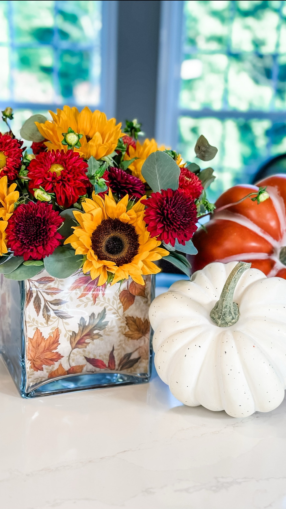 
Fall Napkin Floral Hack 💛
This is one of my favorite ways to turn a simple bouquet into something truly special. I lined a clear vase with a festive fall napkin—it adds instant warmth, pattern, and that layered designer look without extra cost.

Inside, I nested a smaller vase with a tape grid and filled it with sunflowers, mums, dahlias, and eucalyptus. The grid keeps everything upright and full, so the finished arrangement feels polished and professional—no floppy flowers here.

Perfect for your own table, a thoughtful hostess gift, birthday present or to bring a touch of autumn beauty to any occasion. 🍂✨


#LTKHome #LTKSeasonal #LTKParties