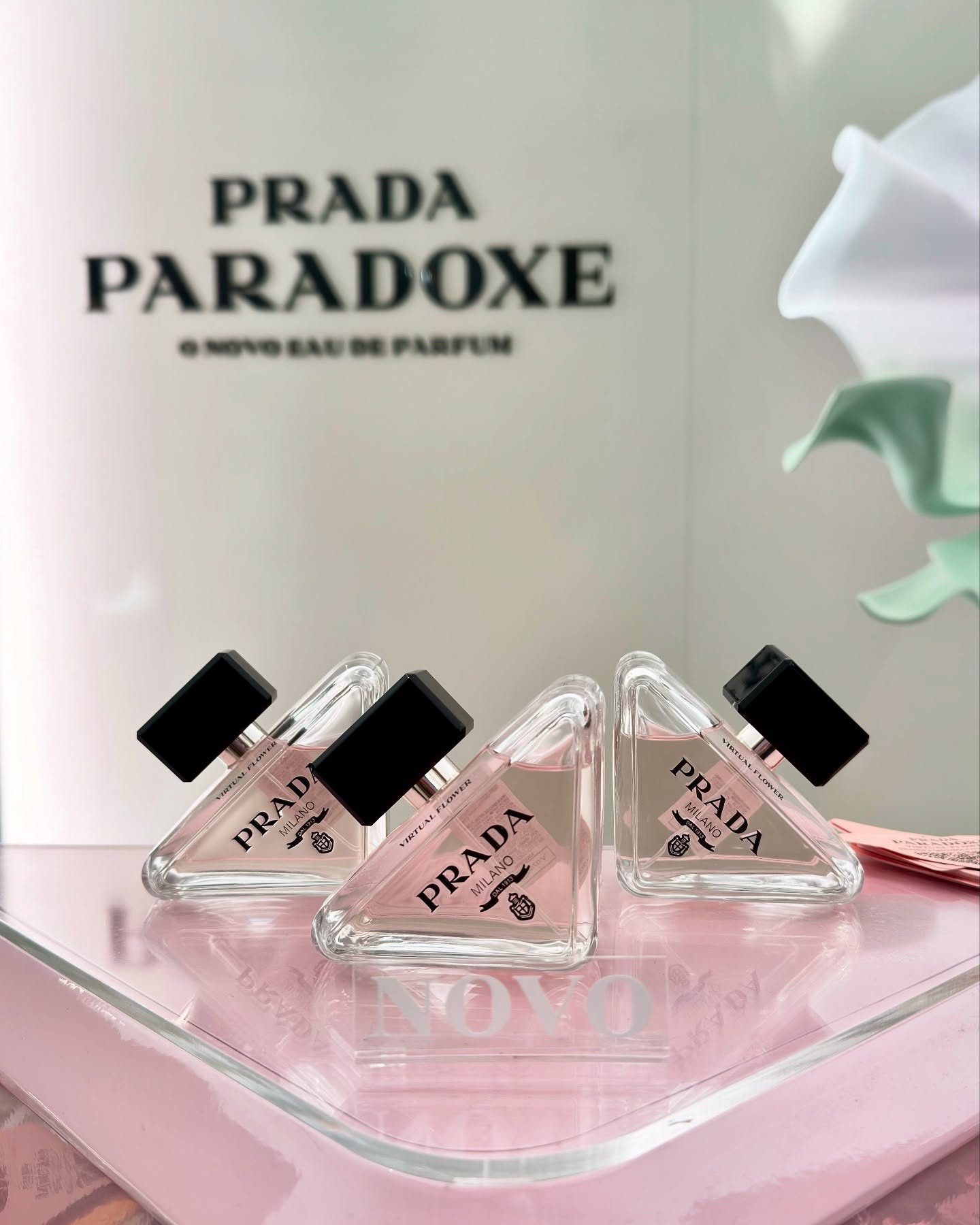 A inovação e a tradição se encontram em uma fragrância única.

Prada Paradoxe Virtual Flower Eau de Parfum @pradabeauty ressignifica a floralidade ao explorar a fronteira entre o real e o virtual. Criado com tecnologia de Inteligência Artificial, seu acorde exclusivo, o Jasmim IA, captura a essência do jasmim em plena floração.

✨ Notas olfativas:
▪️ Topo: Essência de Bergamota Italiana
▪️ Coração: Jasmim IA e Neroli
▪️ Fundo: Almíscares envolventes

Uma nova visão do feminino, envolta em um frasco minimalista que reinterpreta o icônico triângulo Prada.

Viva essa experiência de perto! A pop-up Prada Paradoxe Virtual Flower está no Shopping @jkiguatemi JK Iguatemi até 06/04, aberta ao público, fica ao lado da @sephorabrasil. E mais: em compras da linha Paradoxe acima de 50ml, você ganha brindes exclusivos no stand.

Muito obrigada @pradabeauty e @sephorabrasil pelo convite! 💜

#PradaParadoxe #VirtualFlower #PradaBeauty #fragance #perfumeluxury #eaudeparfum #intimasdaline #beleza