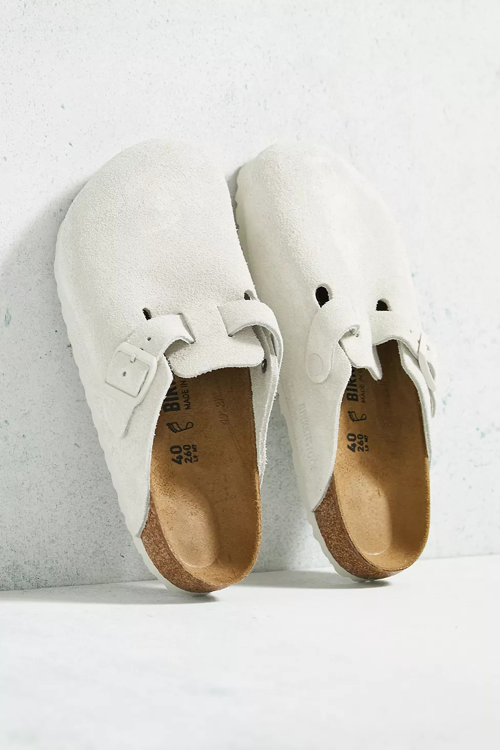 Birkenstock Boston Antique White Suede Clogs | Urban Outfitters (EU)