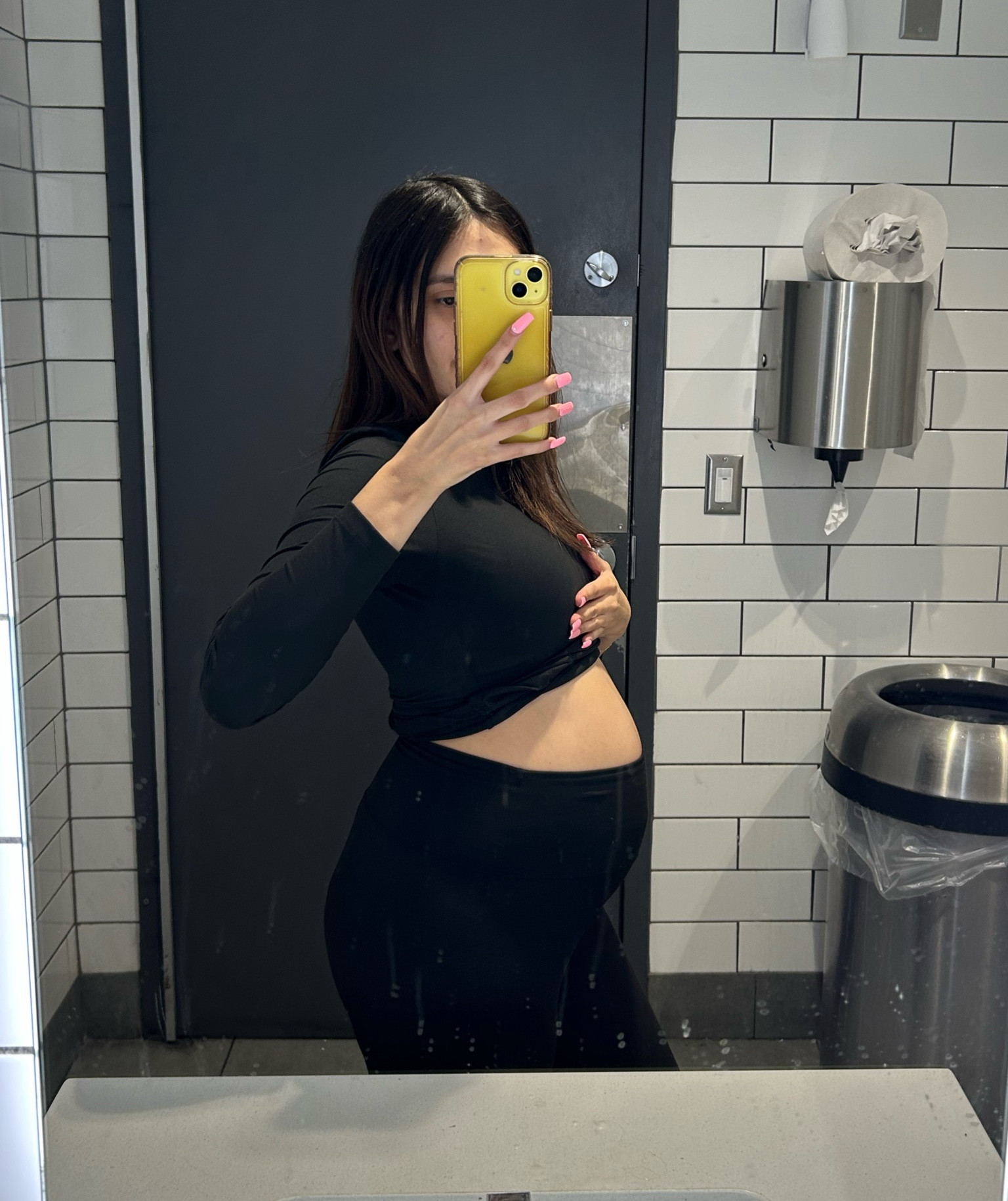 Leggings i whore throughout my pregnancy 
#LTKpregnancyoutfits