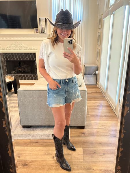 Concert OOTD

Top is from Grey Layne Boutique in Arkansas-Available on the website

#concertlooks #festivallooks #concertoutfit #womensstyle 



#LTKtravel #LTKFestival #LTKstyletip