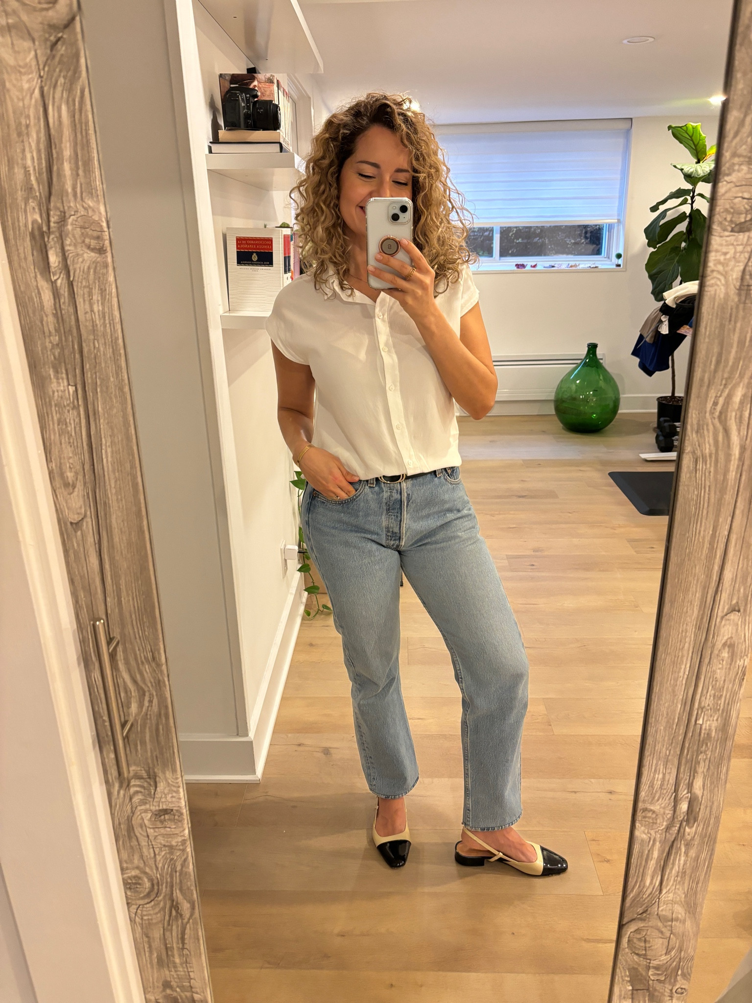 Casual , jeans y top blanco 

#LTKcanada #LTKsapatos #LTKautumn