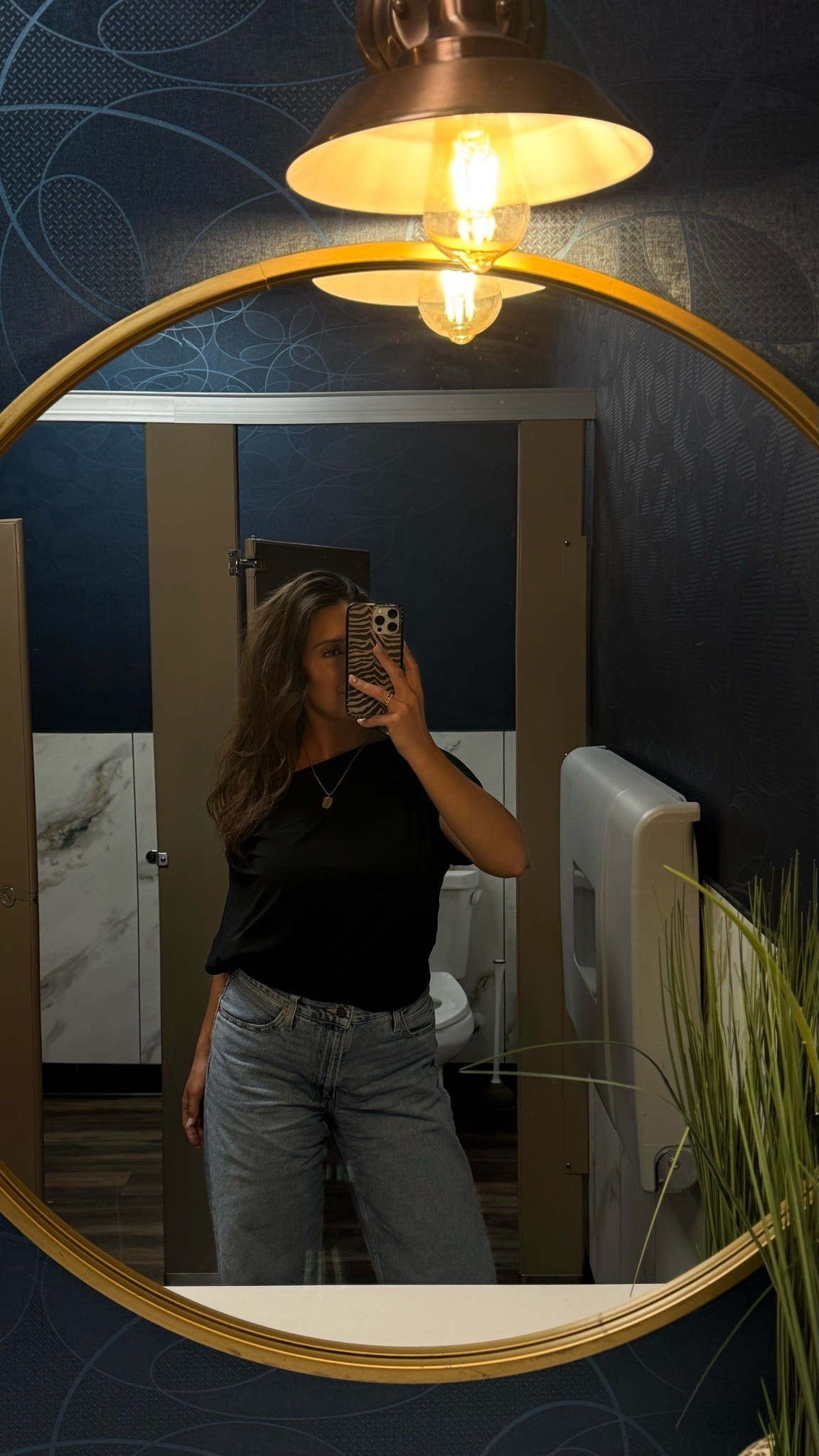 Off the shoulder top / M
Levi jeans / 28

#LTKootd