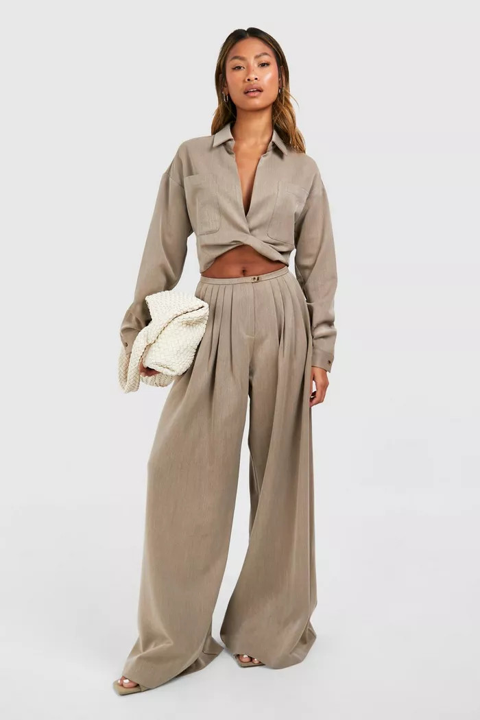 Linen Look Low Rise Extreme Wide Leg Pleated Trouser | Boohoo.com (UK & IE)