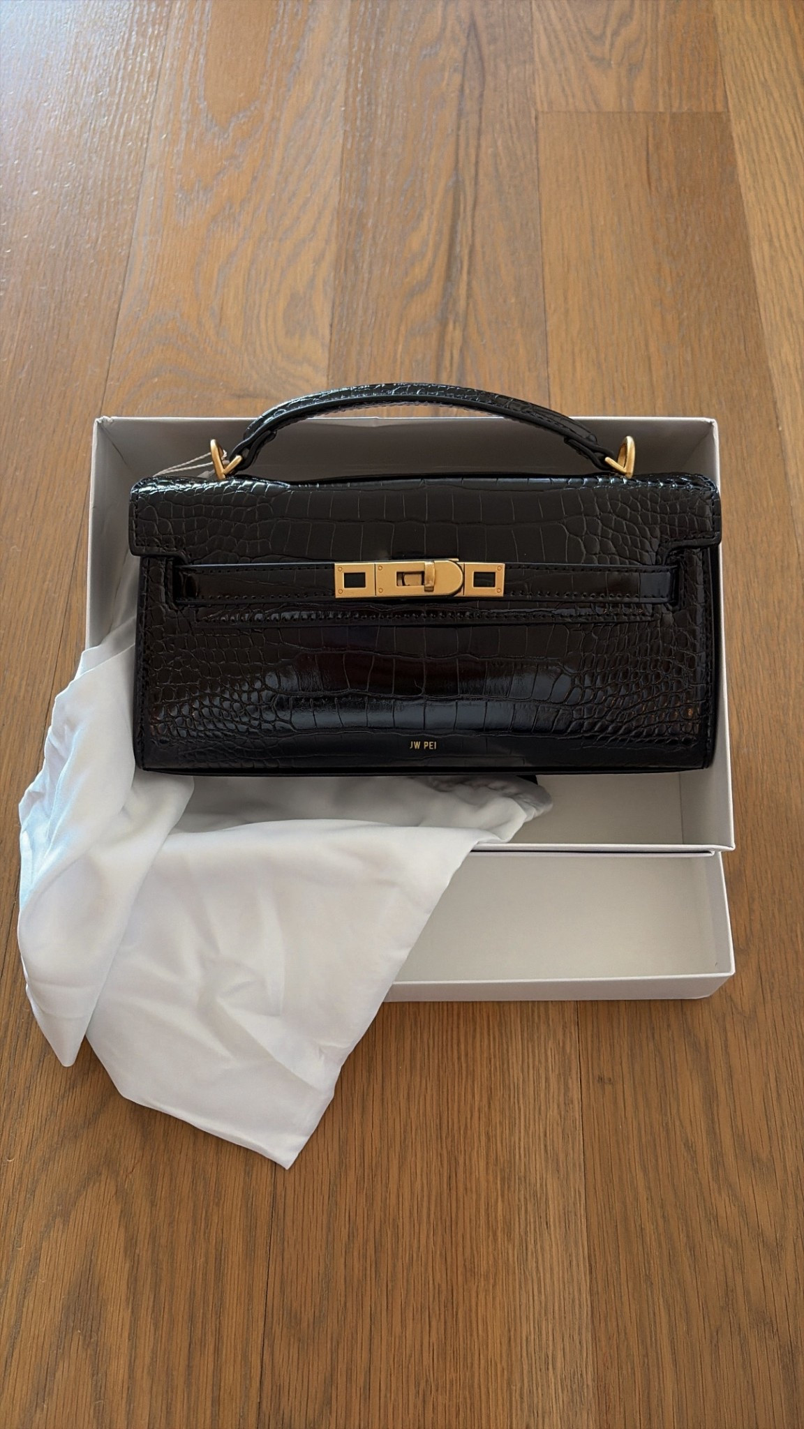 Luxe looking bag from Amazon. Great gift too! 

#LTKItBag #LTKGiftGuide #LTKStyleTip