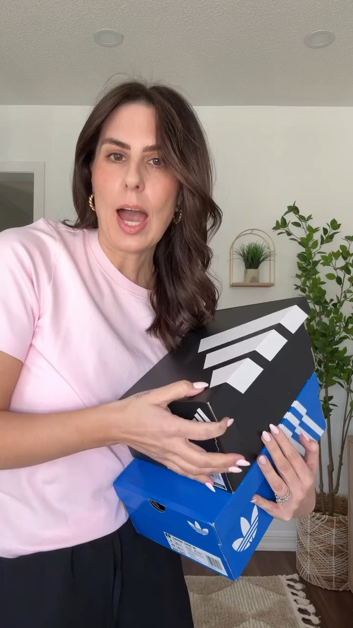 Comparing the Adidas Samba Mary Jane to the Adidas Barreda Mary Jane’s. $130 vs $98

#adidas #adidasmaryjane #adidasbarreda 
Styling adidas Mary Jane’s, adidas, trendy sneakers, viral adidas Mary Jane’s