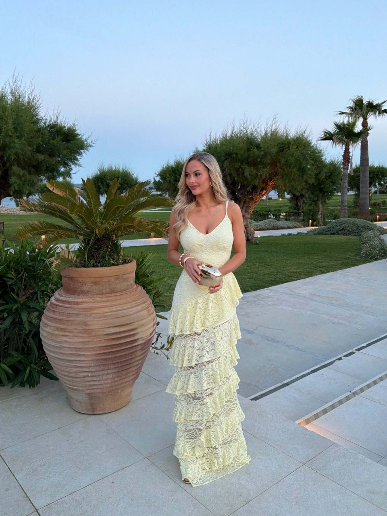 a sunset state of mind 🌅 

… holiday outfits just hit different don’t they girls 🥹 this dress deserved a moment and how perfect would this be for an abroad wedding! In loveee 💛 ✨

#weddingguestdress #occasionwear #holidayeveningdress #dress #yellowdress