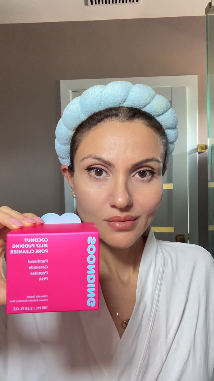 𝐏𝐨𝐫𝐞𝐬? 𝐂𝐥𝐞𝐚𝐧𝐬𝐞𝐝. 𝐒𝐤𝐢𝐧? 𝐆𝐥𝐨𝐰𝐢𝐧𝐠. 💧

The SOONDING Coconut Jelly Pudding Pore Cleanser starts as a jelly and transforms into a soft, rich foam that gently exfoliates without stripping the skin 💧✨

Powered by coconut water, PHA, and peptides, it hydrates, refines pores, and keeps skin smooth and nourished — all while being non-comedogenic, vegan, and sensitive-skin friendly 🌿

@soonding.official

#Soonding #JellyCleanser #KBeauty #GlassSkin #SensitiveSkin #PoreCleansing #GentleCleanser #HydratingFaceWash #PRGifted #LTKBeauty #LTKCreator #UGCBeauty
