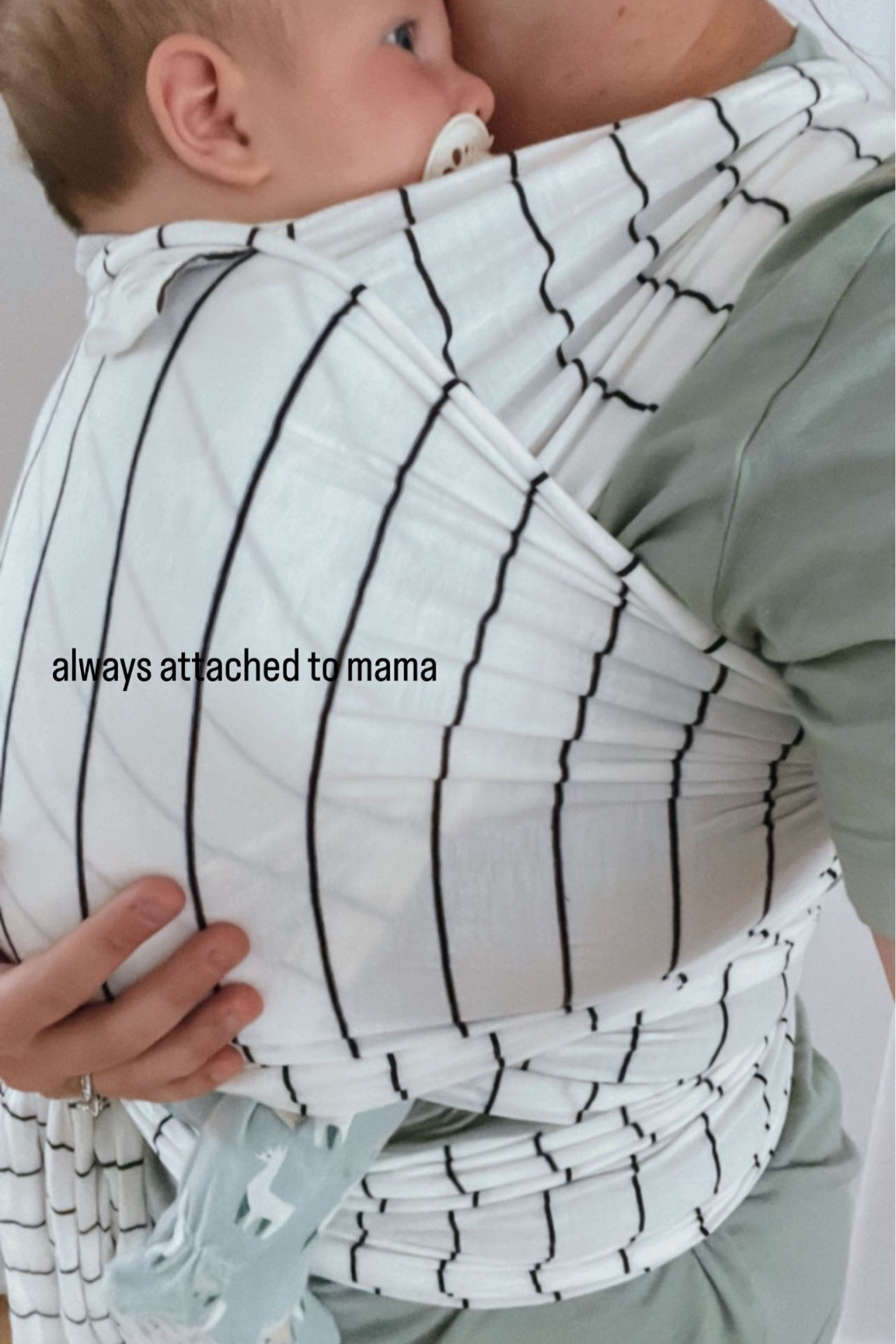 I love this wrap - it’s super light weight & breathable for those summer babies that don’t want to be put down ☀️