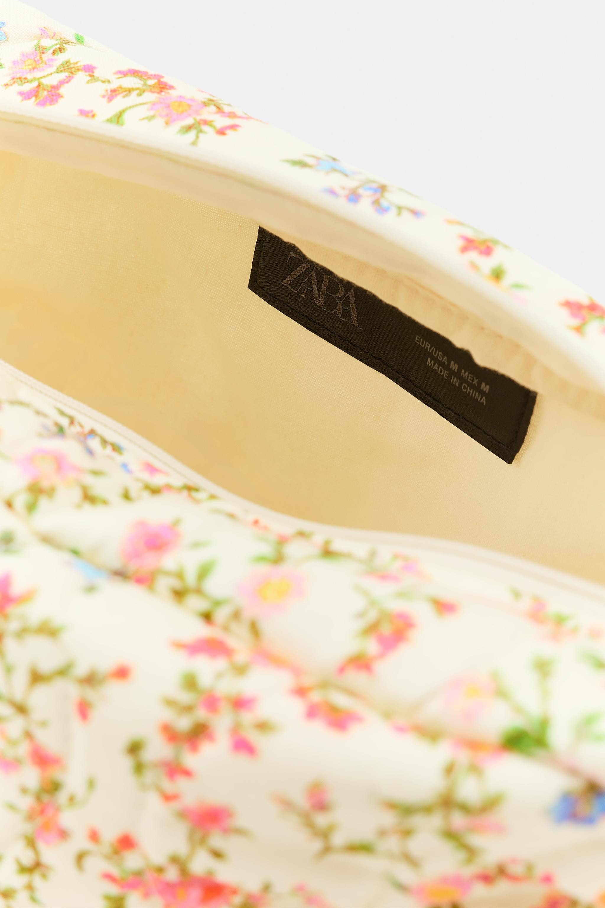 Printed toiletry bag made from 100% cotton yarn. Features quilted fabric detail. Lined interior. ... | Zara US
