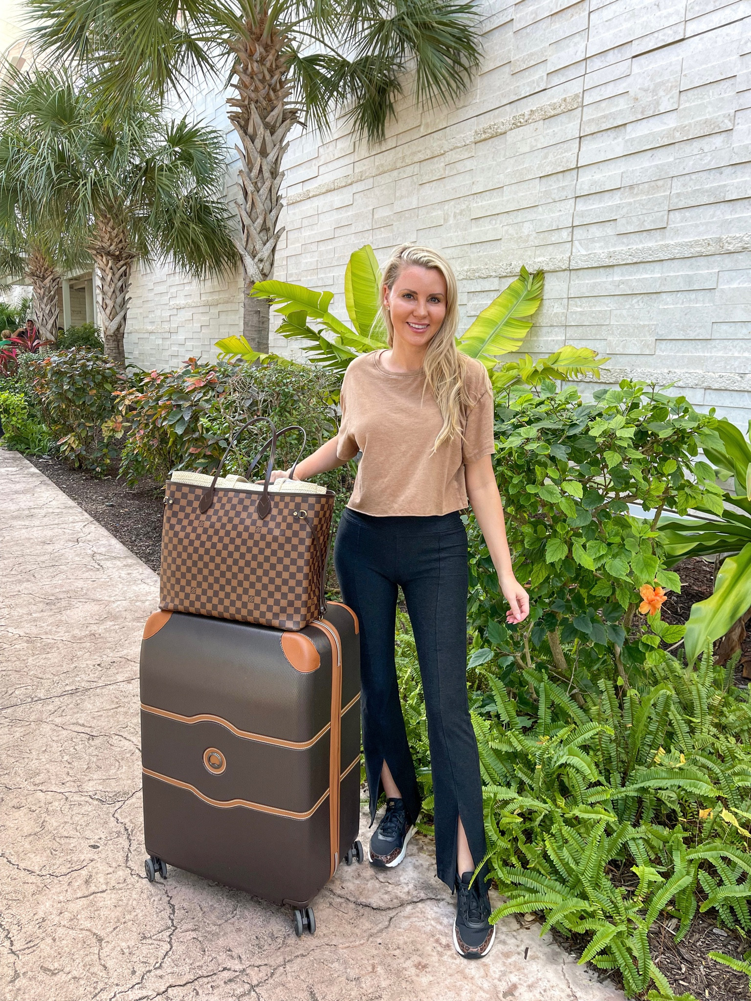 Comfy airport outfit!

Luggage, split hem leggings, sneakers, travel tote

#LTKstyletip #LTKtravel #LTKU