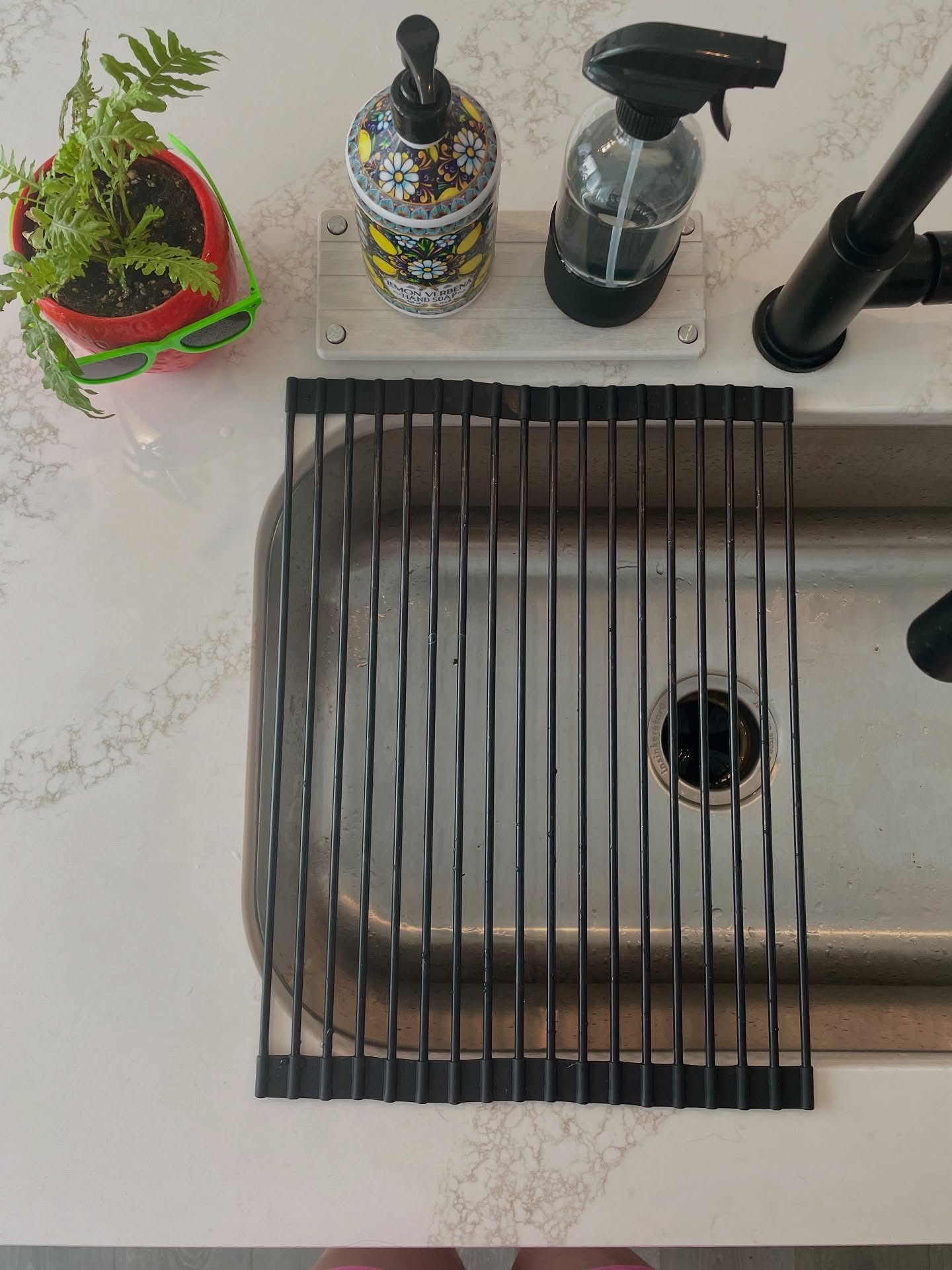 Sometimes it’s the little things that make a house feel like home 🏡✨
This roll-up drying rack might just be my unnamed favorite spot in the kitchen—functional, sleek, and oddly satisfying whether it’s rolled up or stretched out. 🖤

💬 Comment ROLL and I’ll send you where to grab it!

#KitchenFavorites #AmazonHomeFinds #KitchenOrganization #AmazonMustHaves #HomeInspo #KitchenStyle